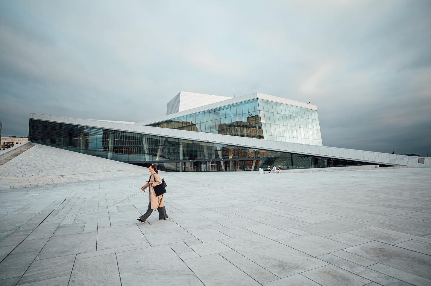 Ballet dancer going home frome ballet-ing. 

#oslove #oslooperahouse #balletdancer #magasin_no #streetphotography #mittnorge #mittoslo #visitnorway #visitoslo #nikonz6 #nikonphotography #mynikonmoment #nikonz20mm18s