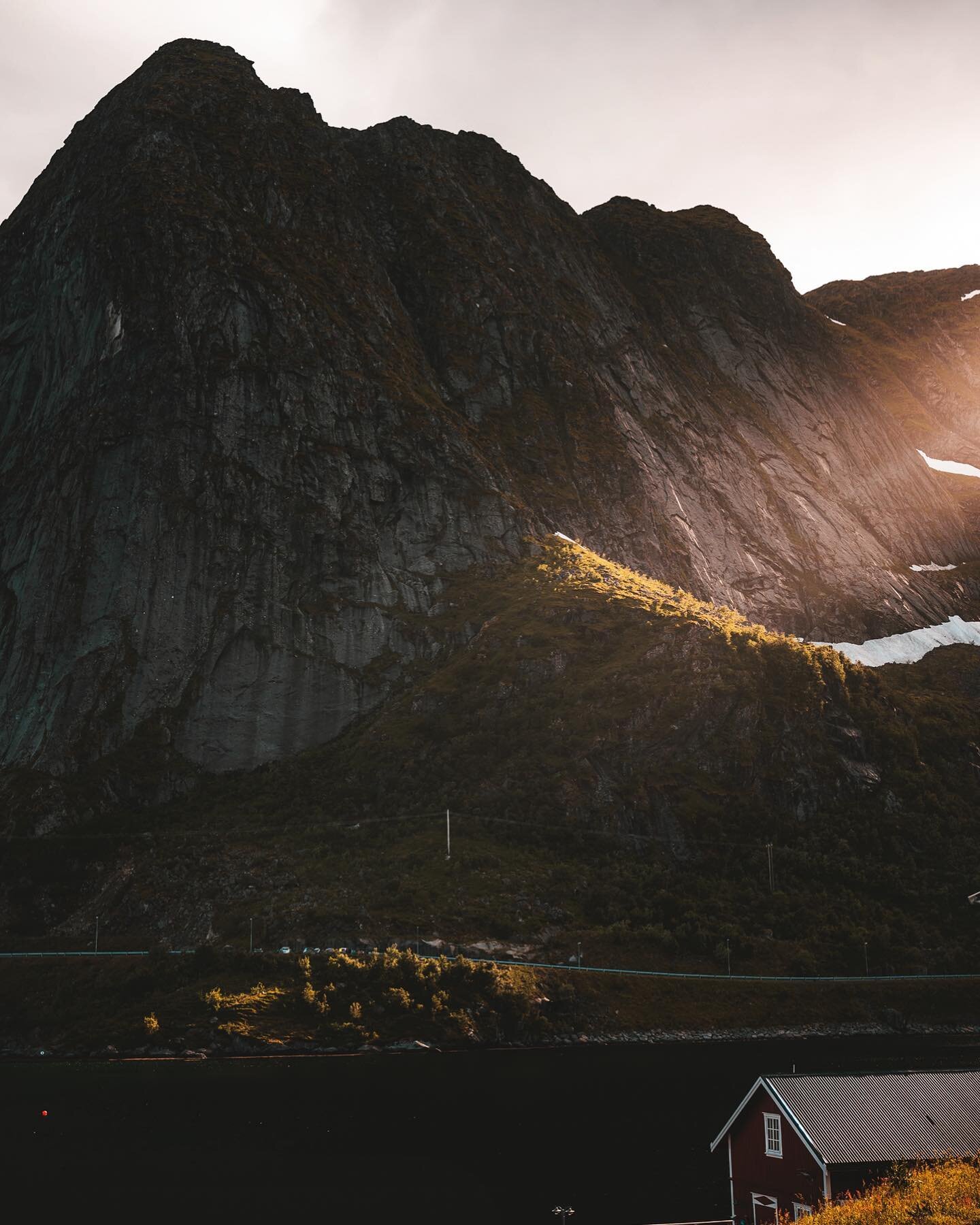Reine, Lofoten.

#lofoten #visitlofoten #lofotensecret  #rorbu #reinebringen #reine #visitnorway #veidekke #norge #travelphotography #outlookviews #magasin_no #utno #dnt #nikonphotography #nikonz6 #nikontravel #lonelyplanet #natgeotravel #nrksommer
