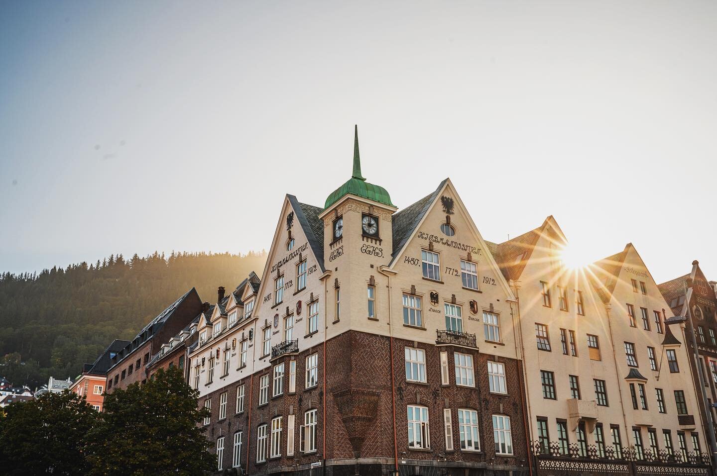 Once every full moon the sun appears in Bergen.

#bergen #mittnorge #mittbergen #btno #norges_fotografer #streetphotography #travelphotography #visitbergen #visitnorway #norway #fjordnorway #nikonnordic #nikonz6