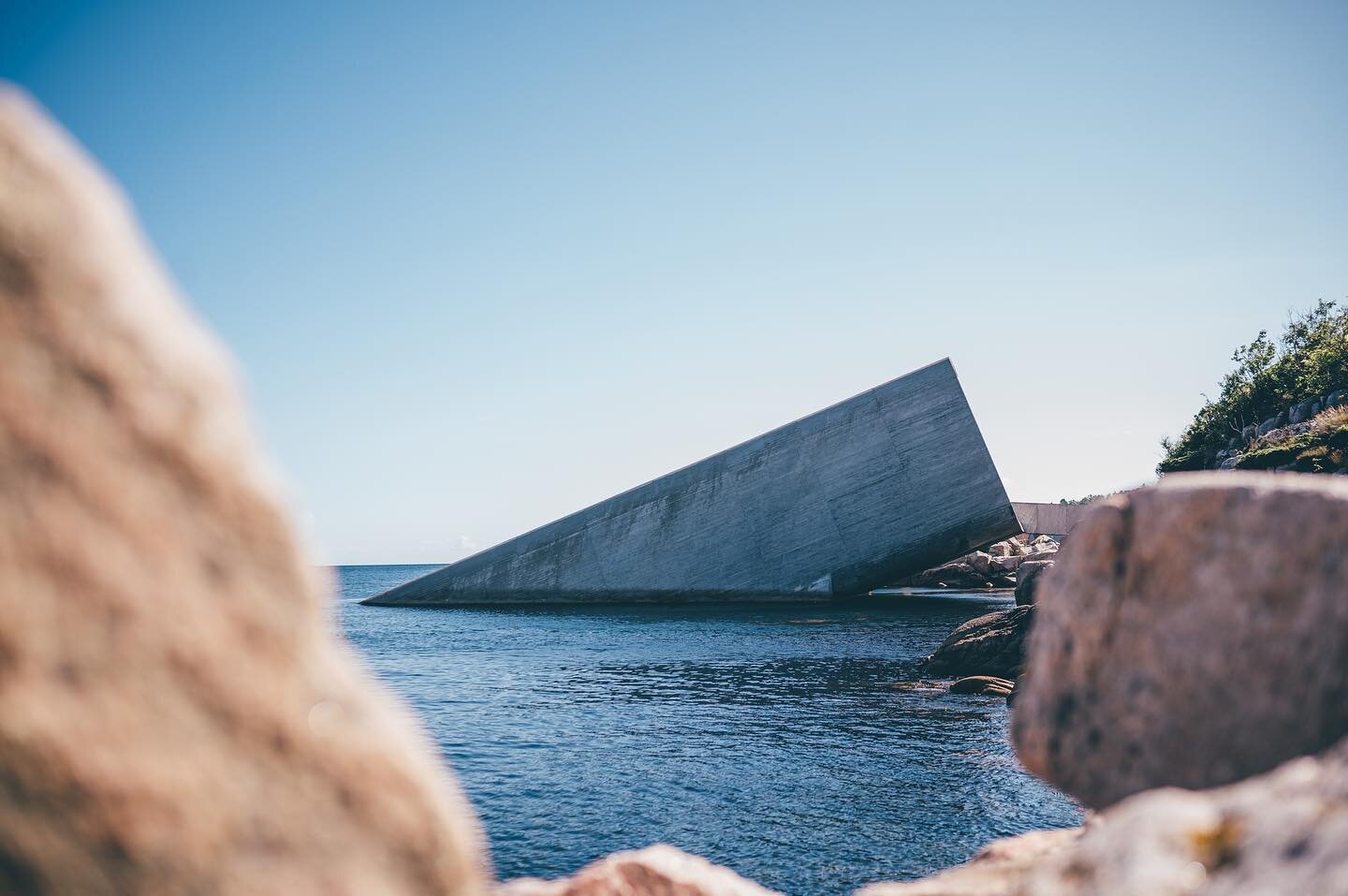 A squared whale trying to get on land 🐳 

#underlindesnes #under #lindesnes #visitnorway #visitveidekke #norge #sommerinorge #mittnorge #dnt #utno #nikonphotography #nikonz6 #travelphotography