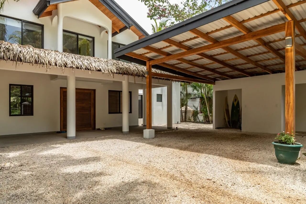 Casa de Africa is located in the quiet neighborhood of Pelada Norte, home to some of the most beautiful areas of Nosara. Surrounded by nature, you are never more than a 10-minute walk from some of the best sites to see. This beautiful property is loc