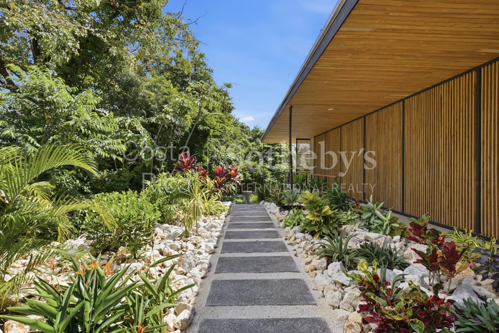 Wanderlust-Sothebys-International-Realty-Pavones-Family-Estate-3.jpg