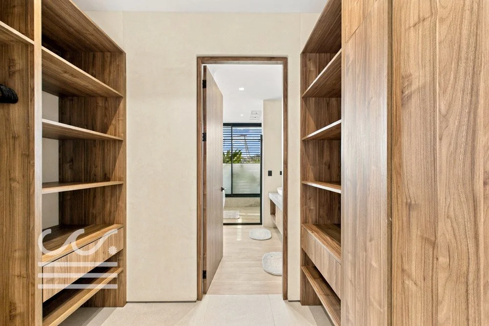 32-Closet.jpg