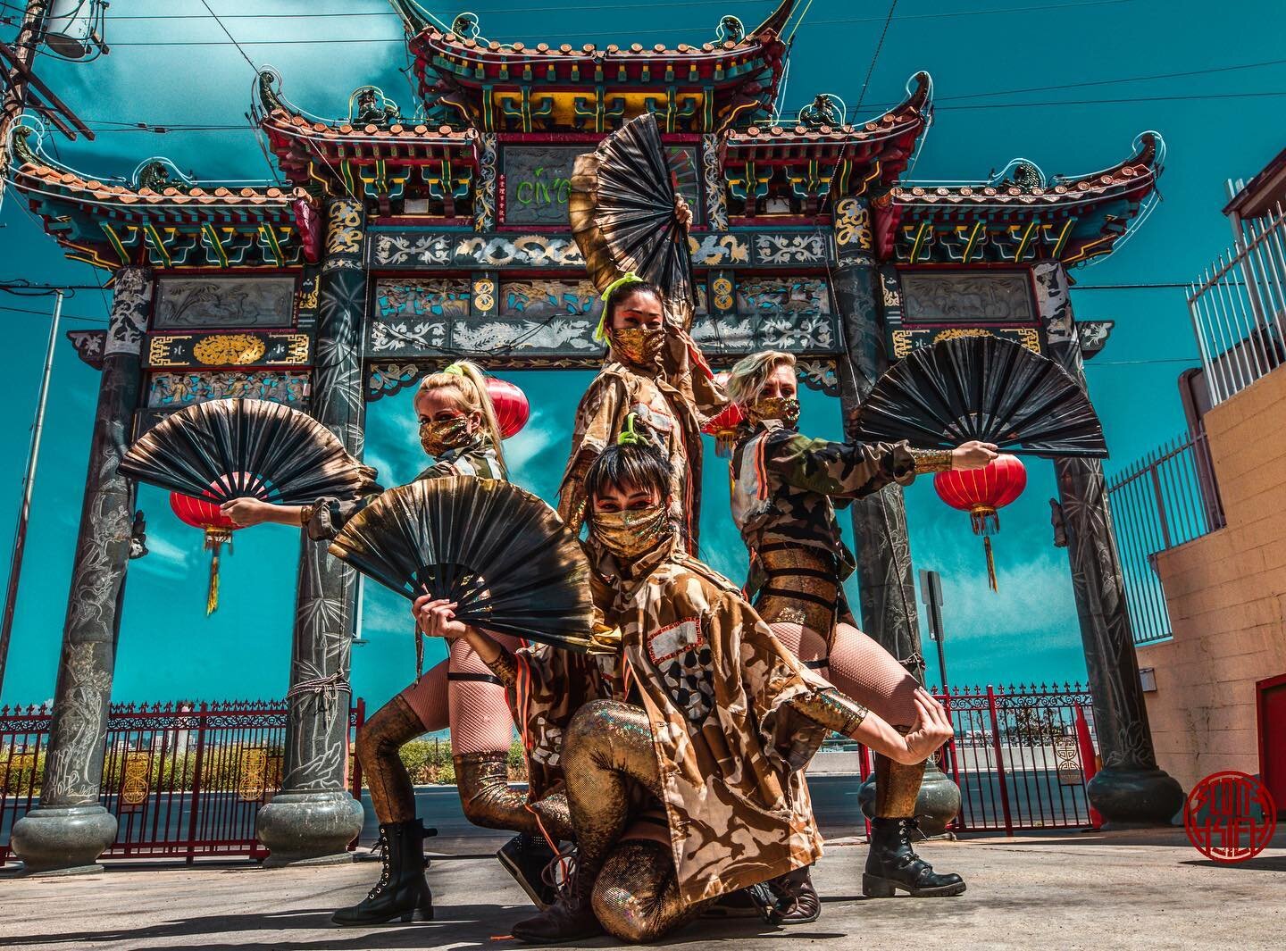 🎆This is How you want to roll up to the NewYears Eve Celebrations🎆
.
. **DOUBLE TAP** if youre ready to kick start your #NYE with your #SQUADGOALS .
.
📸: @syhphotography @scotty.hsieh
🎎wardrobe : @seadragonstudio #SDglamfam .
.
.
.
#photography #