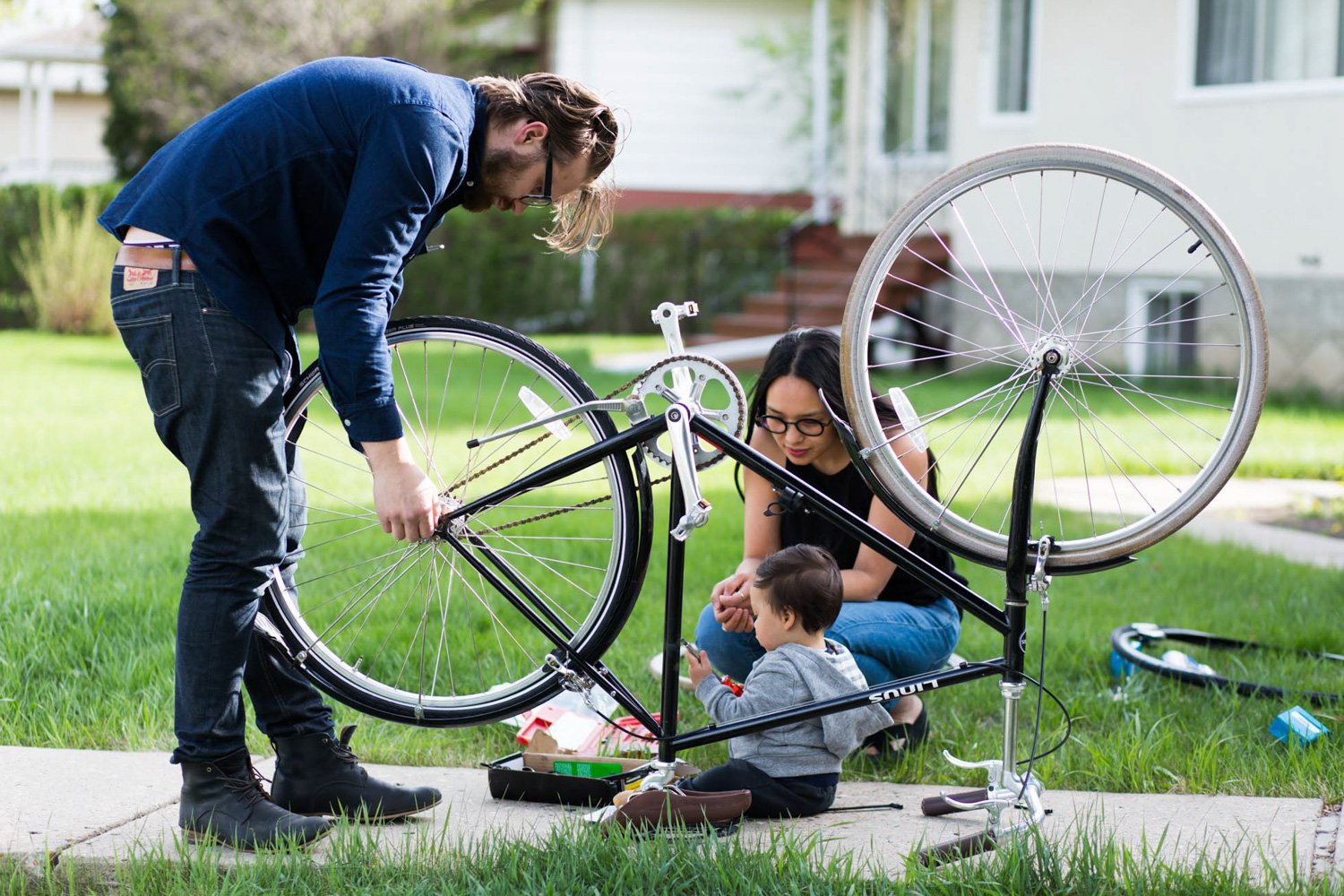  We’re not just giving this Linus a spring maintenance check, we’re fitting this bike with a baby seat. This is the moment, the moment where this new little family goes on their first bike ride together. Ilia and Denise Biziaev first connected over t