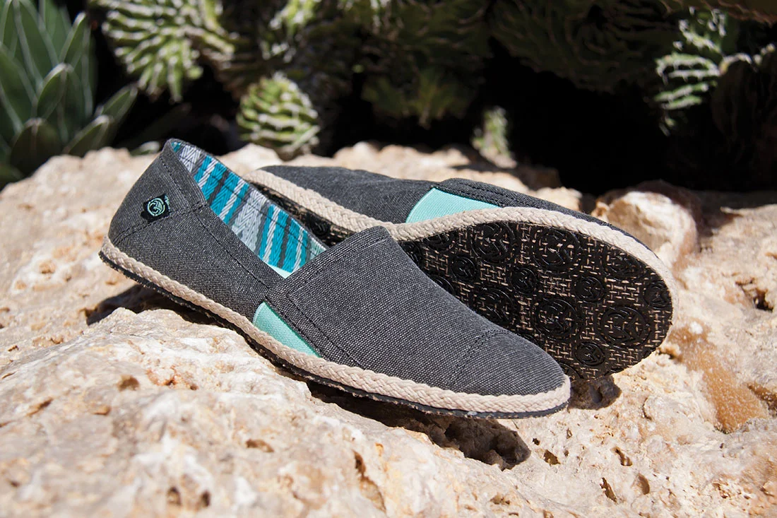 Om4224_Espadrilla Washed Slip On W_Black-Mint_05X_Hero.jpg