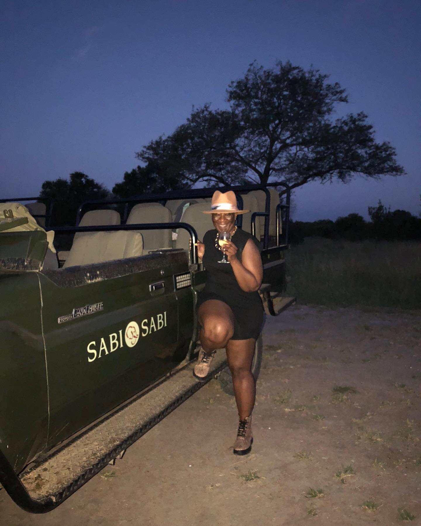 Happy #traveltuesday!

I&rsquo;ll be highlighting more hotels and experiences today from my magical South Africa 🇿🇦 trip with our wonderful host @personal.africa @darrenjnapier 

#southafrica #luxurytravel #sundowner #sunsetgamedrive #sabisabiearth