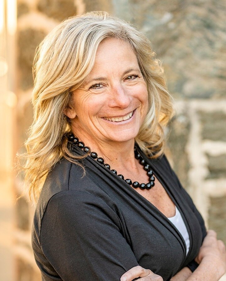 Elizabeth was nominated for an award at work and needed an updated headshot to go along with the nomination. The award is related to agriculture, so an outdoor location was the perfect setting for her headshot! Good luck, Elizabeth!! ⠀⠀⠀⠀⠀⠀⠀⠀⠀
⠀⠀⠀⠀⠀⠀