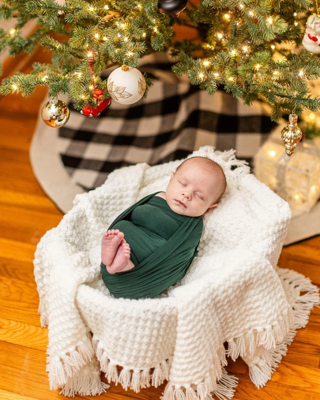 The sweetest gift under the Mohlhenrich's tree this year ❤️

#newbornphotos #marylandnewbornphotographer #carrollcountyphotographer #westminsterphotographer #marylandfamilyphotographer #lifestylenewborn