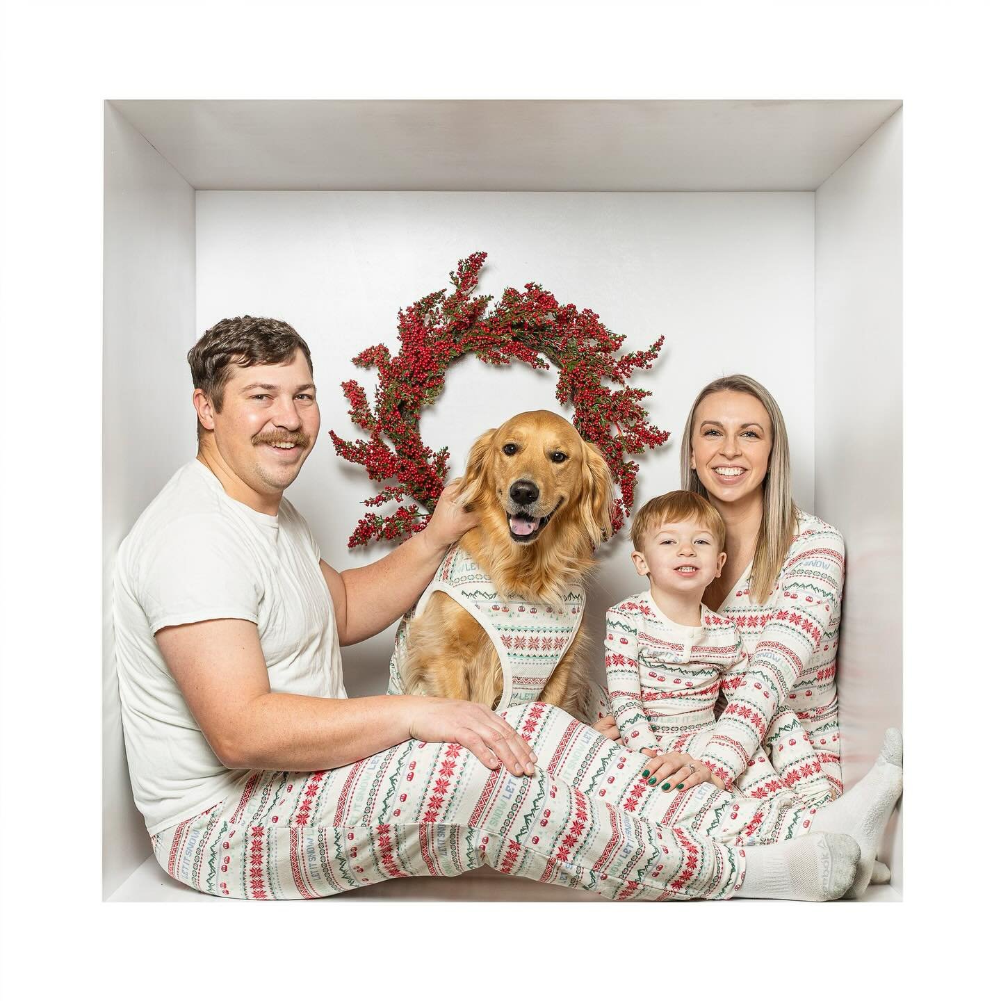 Who knew family photos in a 4&rsquo;x4&rsquo; box could be so much fun?!

#carrollcountyphotographer #westminsterphotographer #marylandfamilyphotographer #familyphotos #insidethebox #insidetheboxphotography #christmasphotos #holidayphotos #frederickp