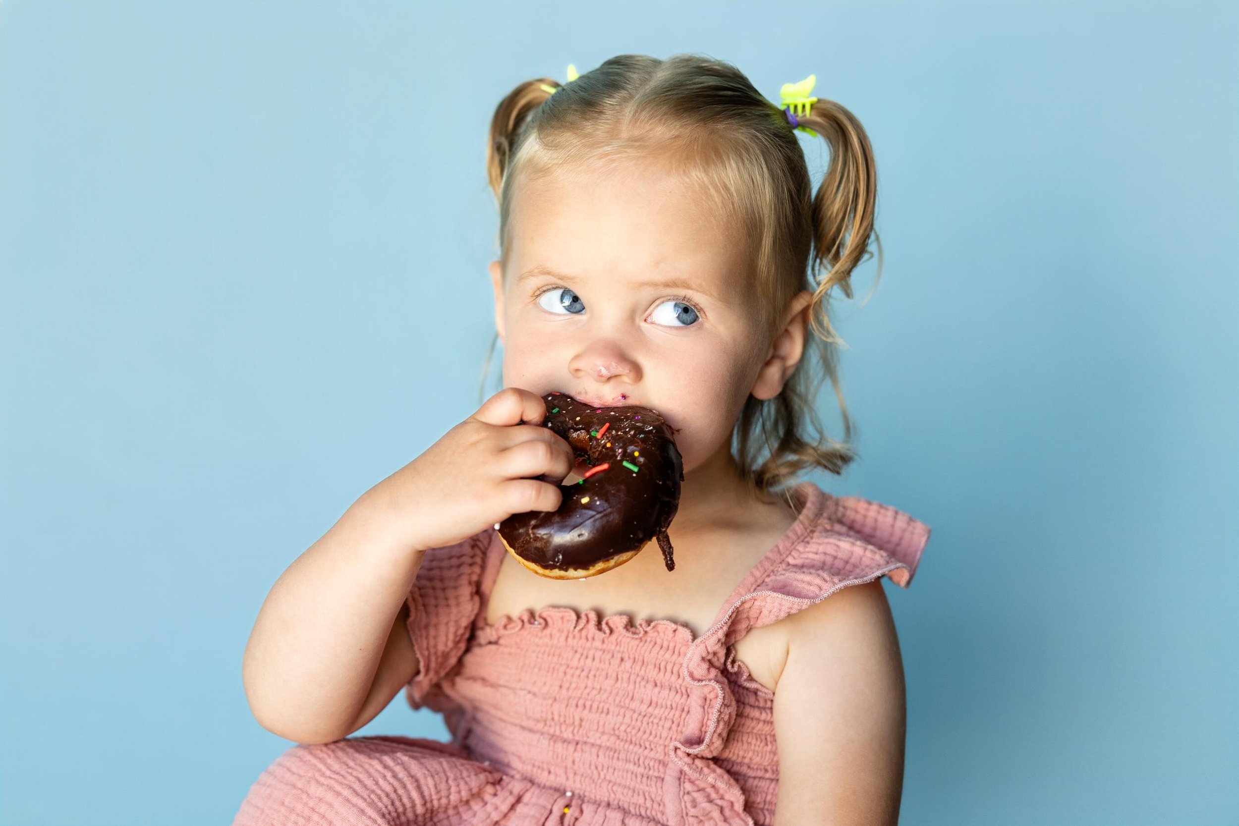 🍩Happy National Donut Day! Aspen and I love @roccosmarketanddeli donuts, so we decided to celebrate with some donuts and a photoshoot! 🍩

#nationaldonutday #donuts