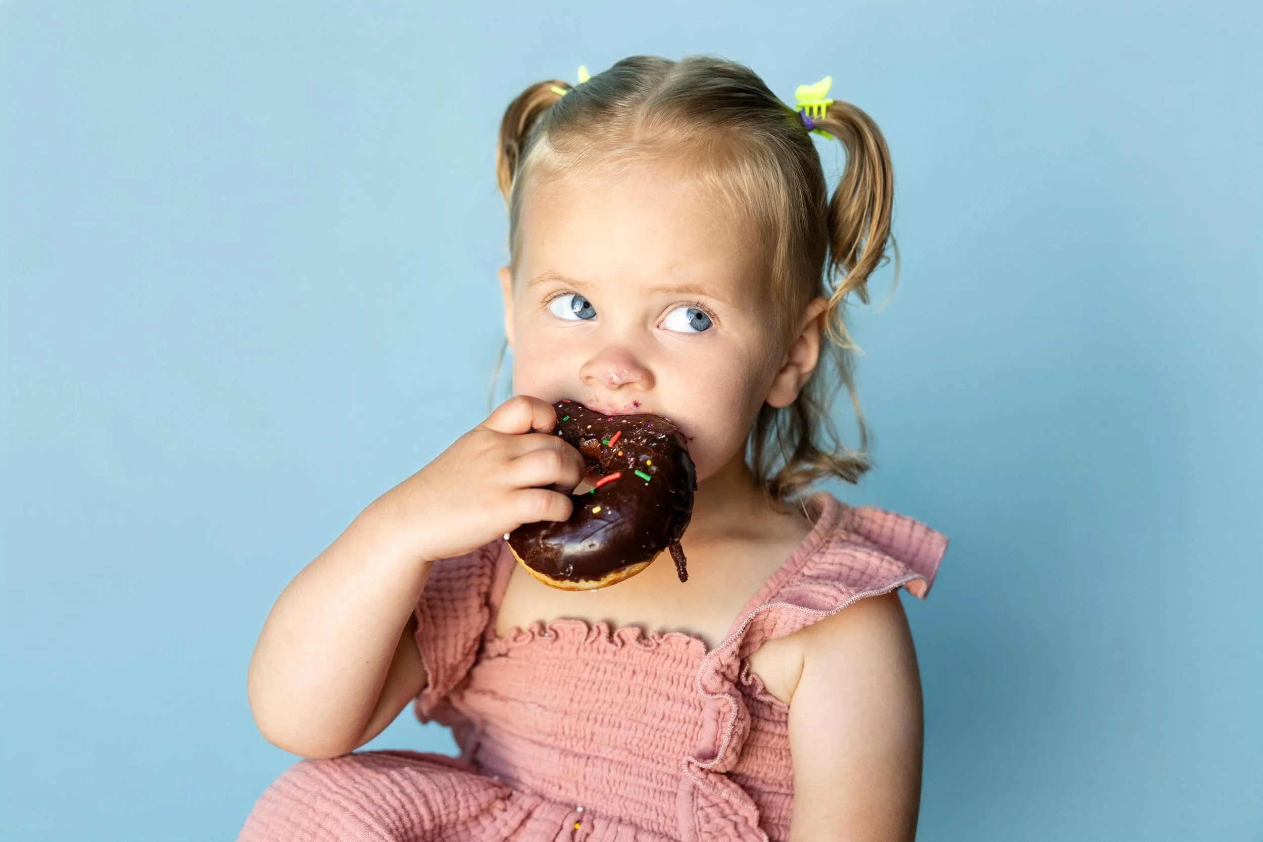 🍩Happy National Donut Day! Aspen and I love @roccosmarketanddeli donuts, so we decided to celebrate with some donuts and a photoshoot! 🍩

#nationaldonutday #donuts