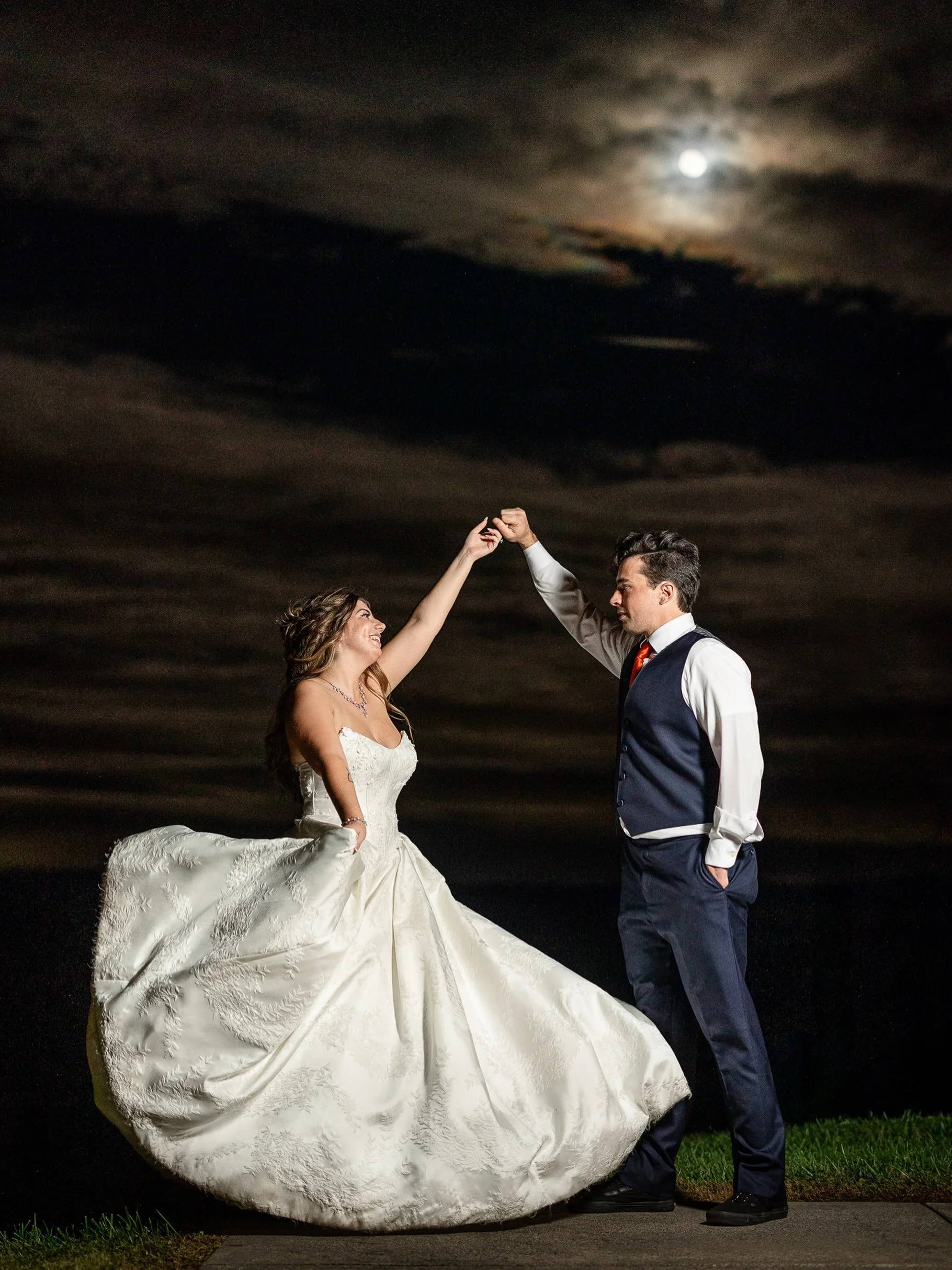 More sneak peeks from Olivia &amp; Ben&rsquo;s wedding are coming, I just had to share this one because&hellip;wow! The night sky was so beautiful for a night portrait 😍

@lodgesatgettysburg 
@karenrodkeycakes 
@gettysburgdayspa