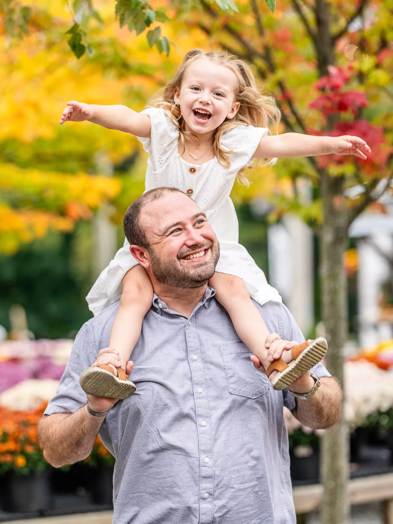 Let the fall portrait sessions begin! 😍 @huetersgreenhouses was the perfect location for the Settle family&rsquo;s portraits! 🍂

#fallfamilyphotos #huetersgreenhouses #pennsylvaniaphotographer #carrollcountyphotographer