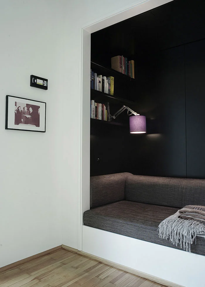 Oh, so cozy! The charcoals with purple accents... So nice. And the old picture on the wall, along with a random VHS tape make it feel like a secretive club lounge. Grab your Rolling Stone magazines and a Cosmopolitan (who said tea was the only drink for reading?). It's hip and comfy. 