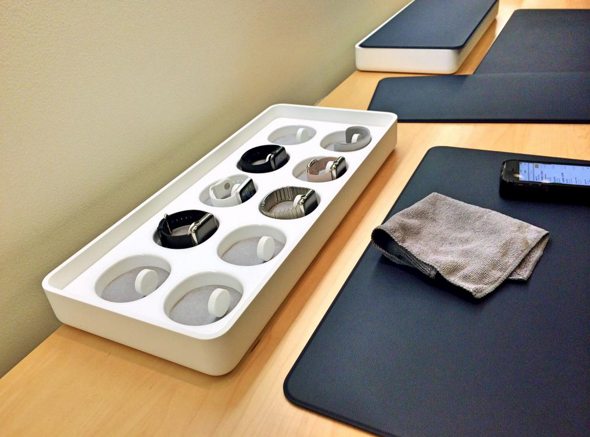 Apple Watch try-on station, showing Apple Watch supply issues and the official Apple Watch rag.