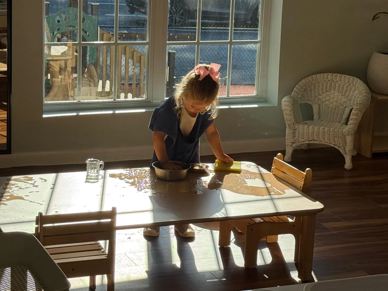 In Montessori, washing a table isn't about the dirt&mdash;it's about the process.

1️⃣ Left-to-right movements prepare the eyes for reading.

2️⃣ Wringing the sponge builds hand strength for pencil grip.

3️⃣ Multi-step sequence builds focus and exec