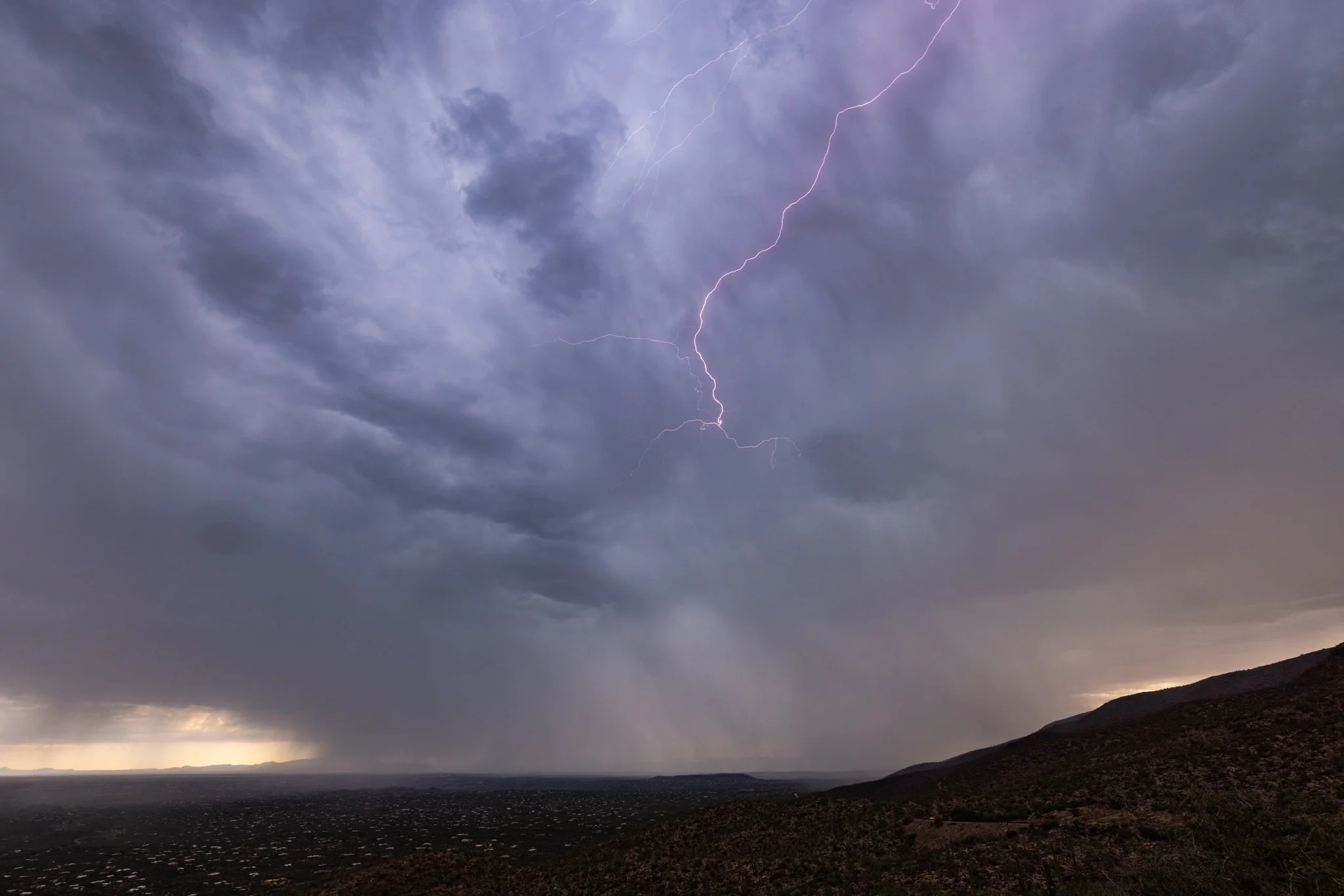 So good to see the sky playing tonight. #stormchasing #arizonasunset