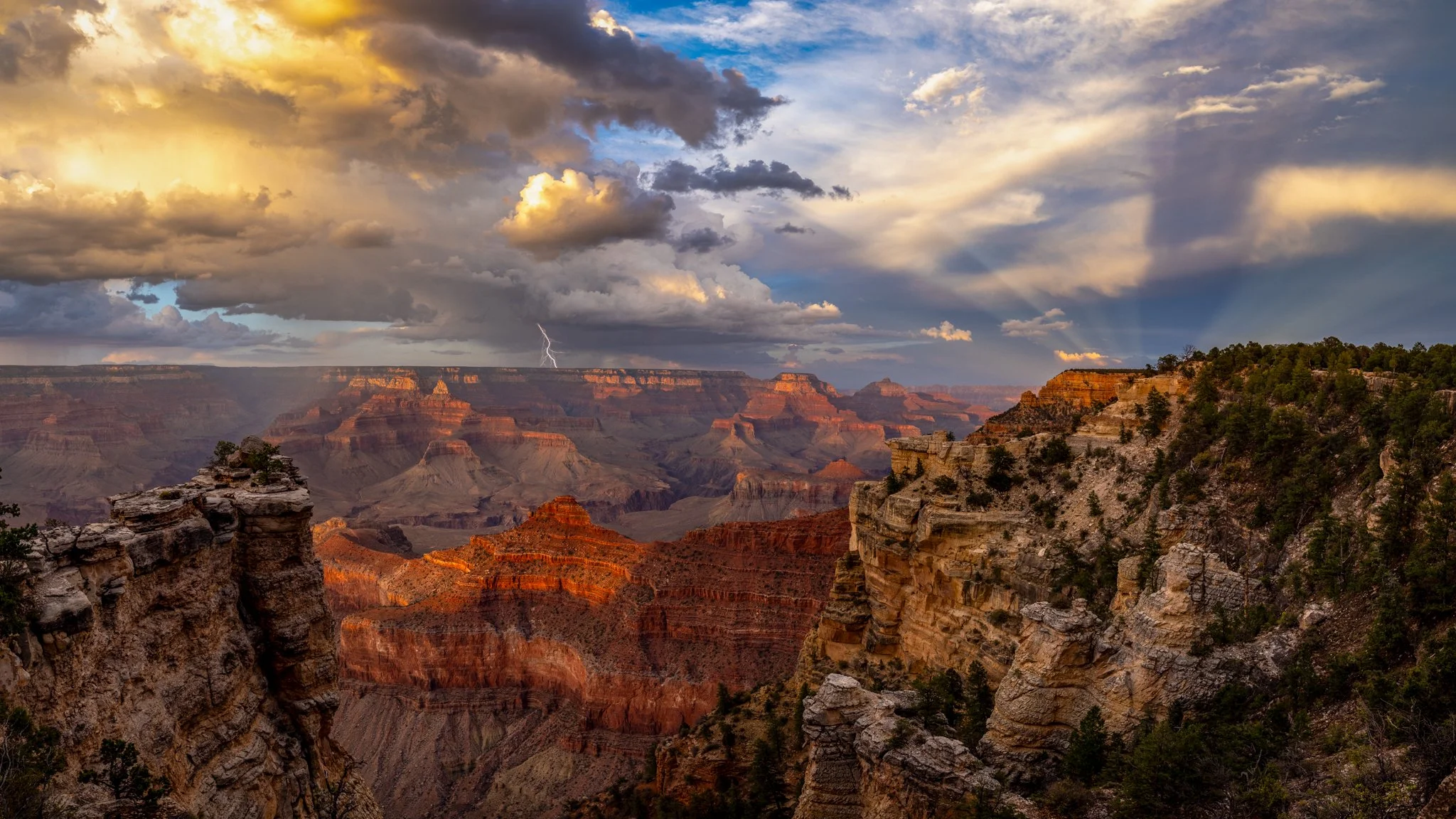 Sharing some beauty at the end of a heavy week.

#azwx #monsoon #stormchasing #grandcanyon #matherpoint @girlswhochase @grandcanyonnps @grand_canyon_conservancy