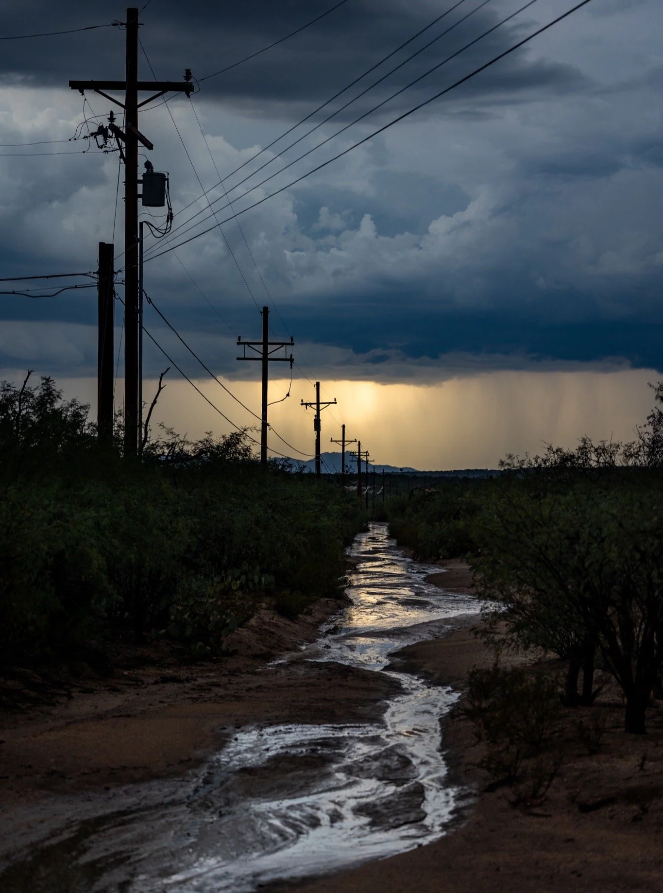 "The Road Home"

Another stellar day of storms &amp; bolts but I'll save those for later because my absolute fav is the dirt road to home.💙

#azwx #monsoon2026 #monsoon #stormchasing #arizona #tucson @girlswhochase