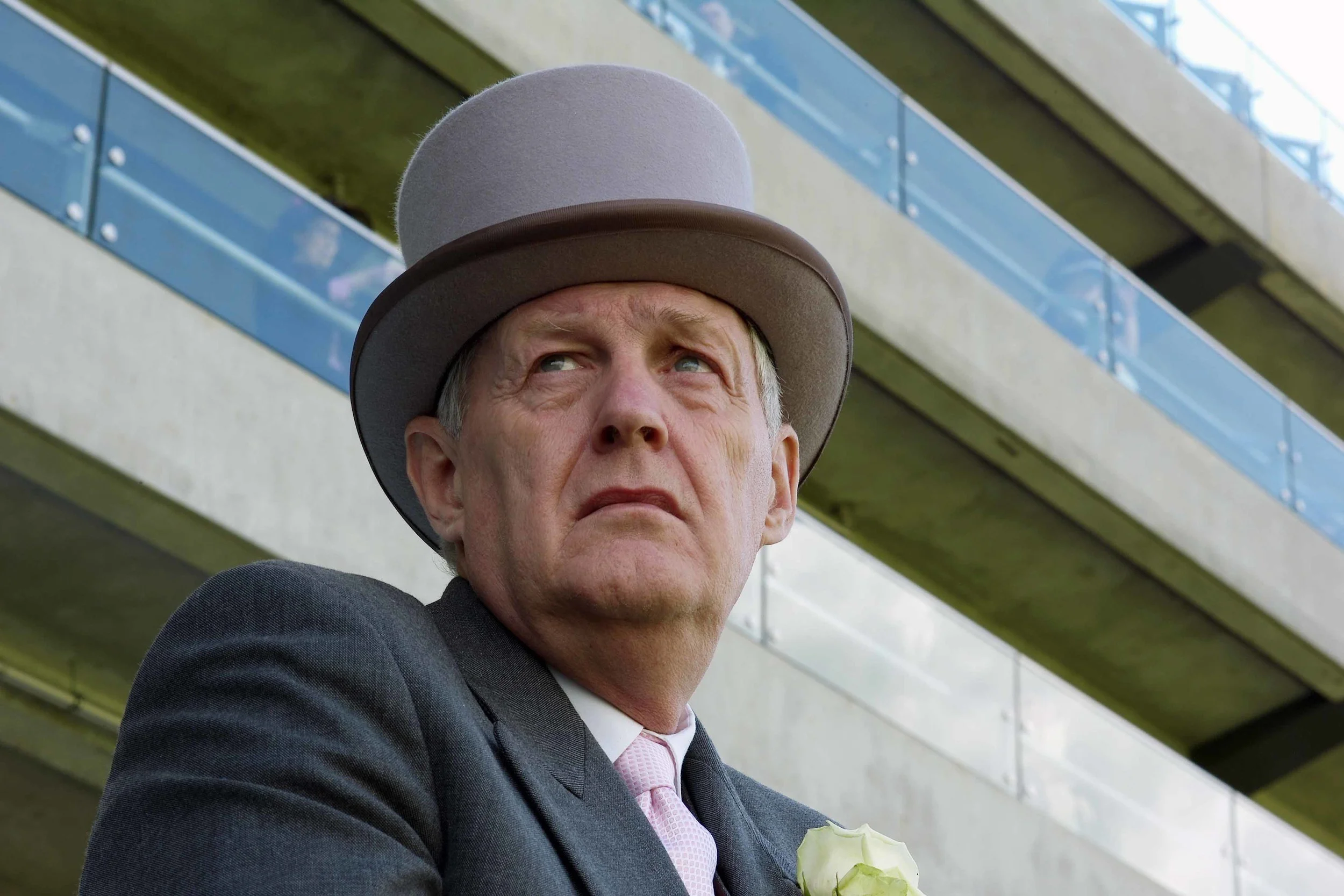 Man in grey top hat close Ascot lavo 08.jpg