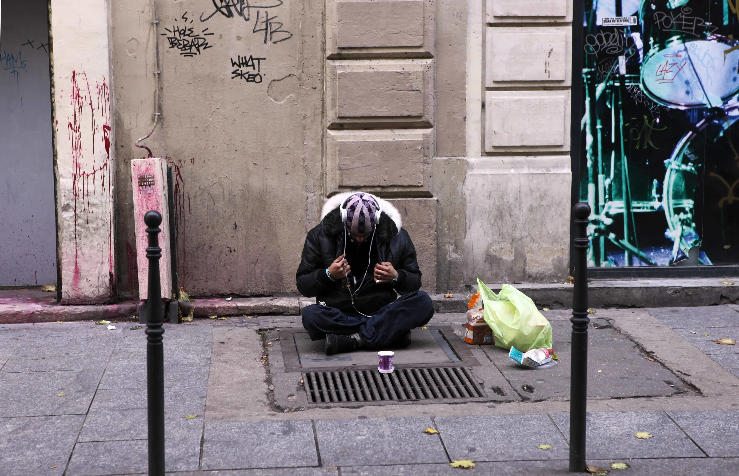 Street chant begger Paris lavo 10.12.jpg