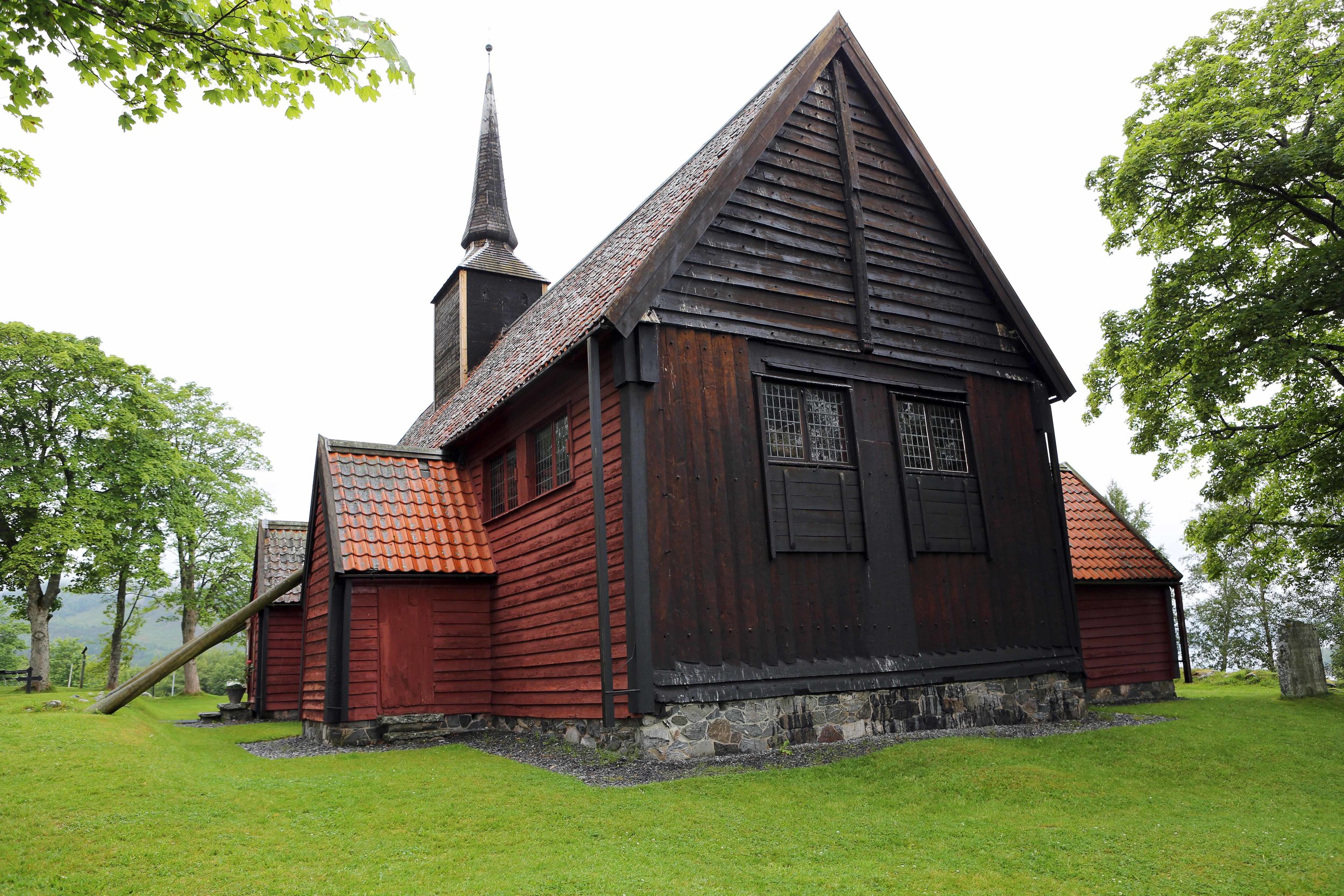 Kvernes stk syd vegg + rest av kirke lavo 8.15.jpg