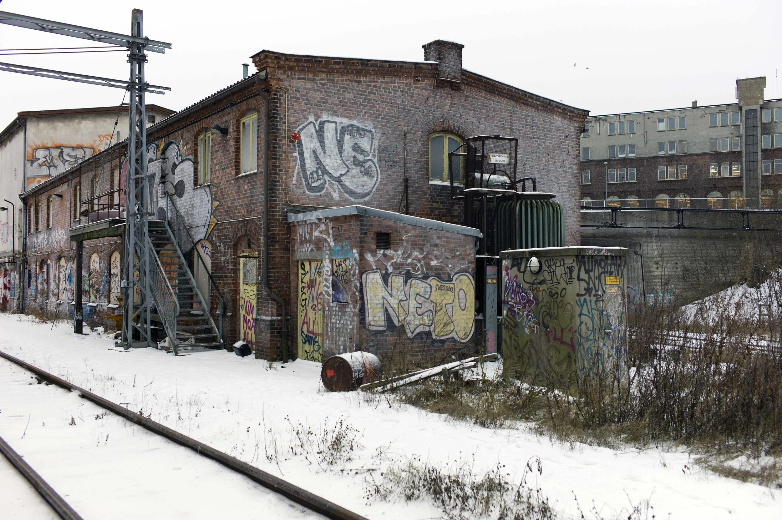 Oslo Ø teglstensbygg m grafitti lavo L 16.12.10.jpg