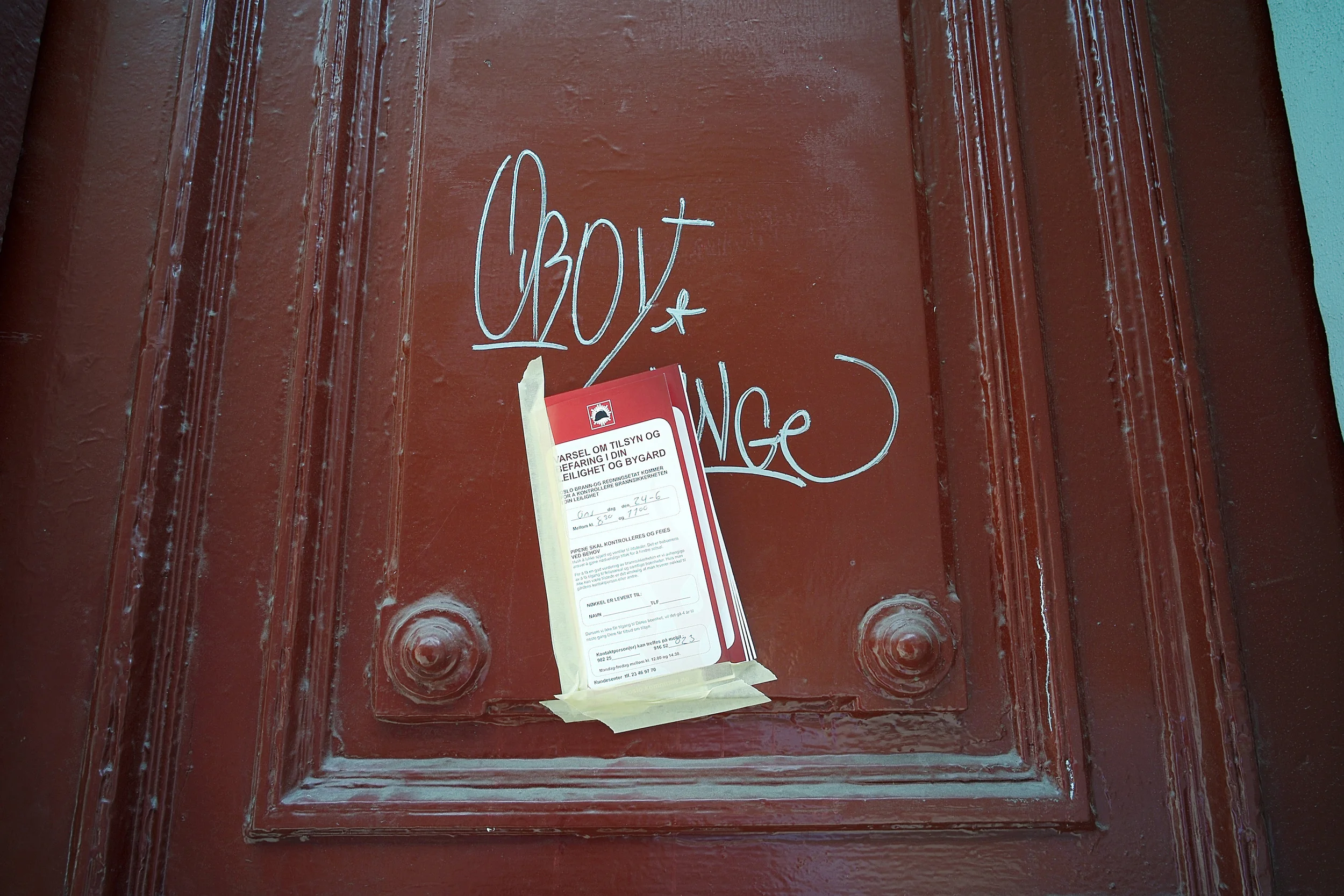 Dør m grafitti varsel 3  06.09.JPG