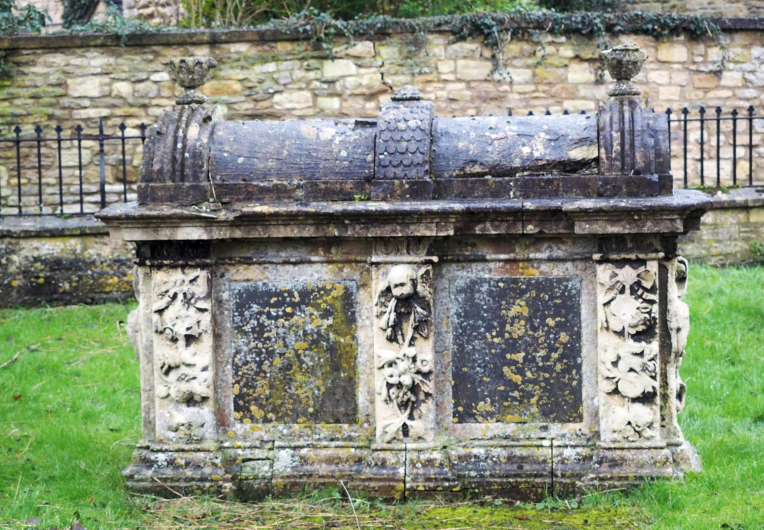 Tomb churchyard Burford crp lavo 1.15.jpg