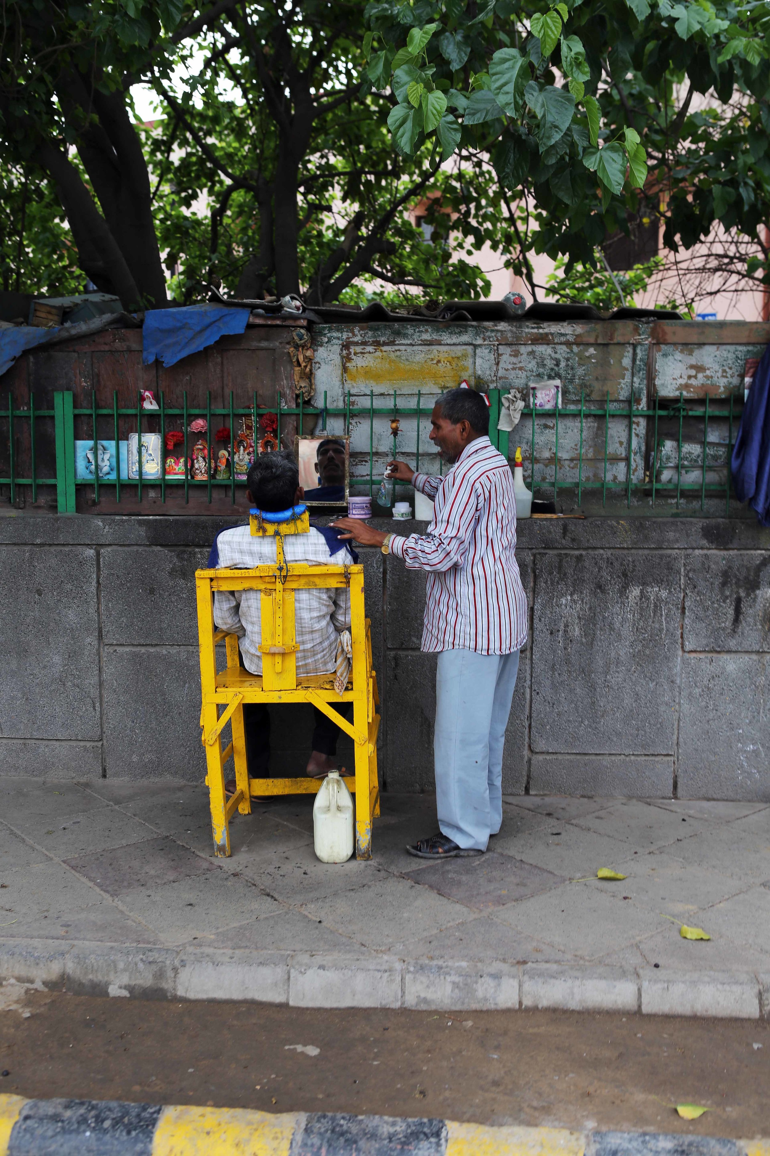 I barber in street Delhi lavo 3.16.jpg