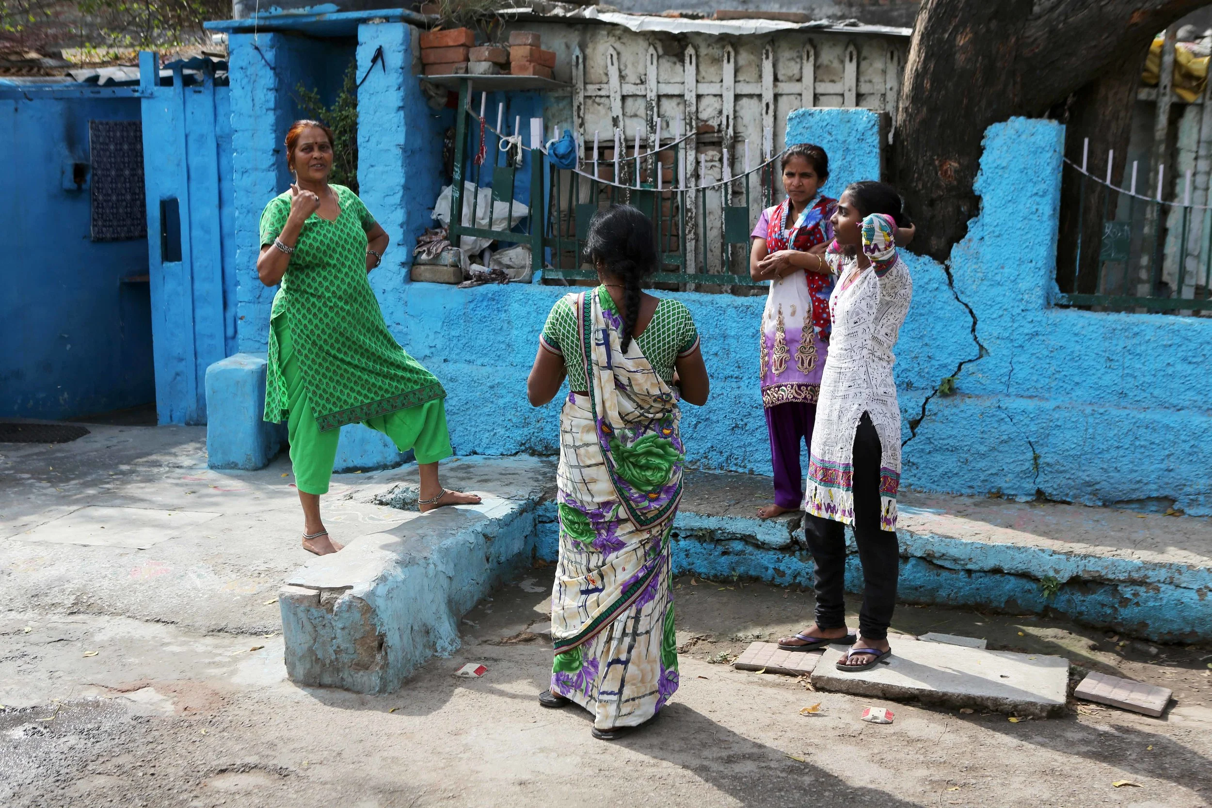 I housewifes outside house Delhi lavo3.16.jpg