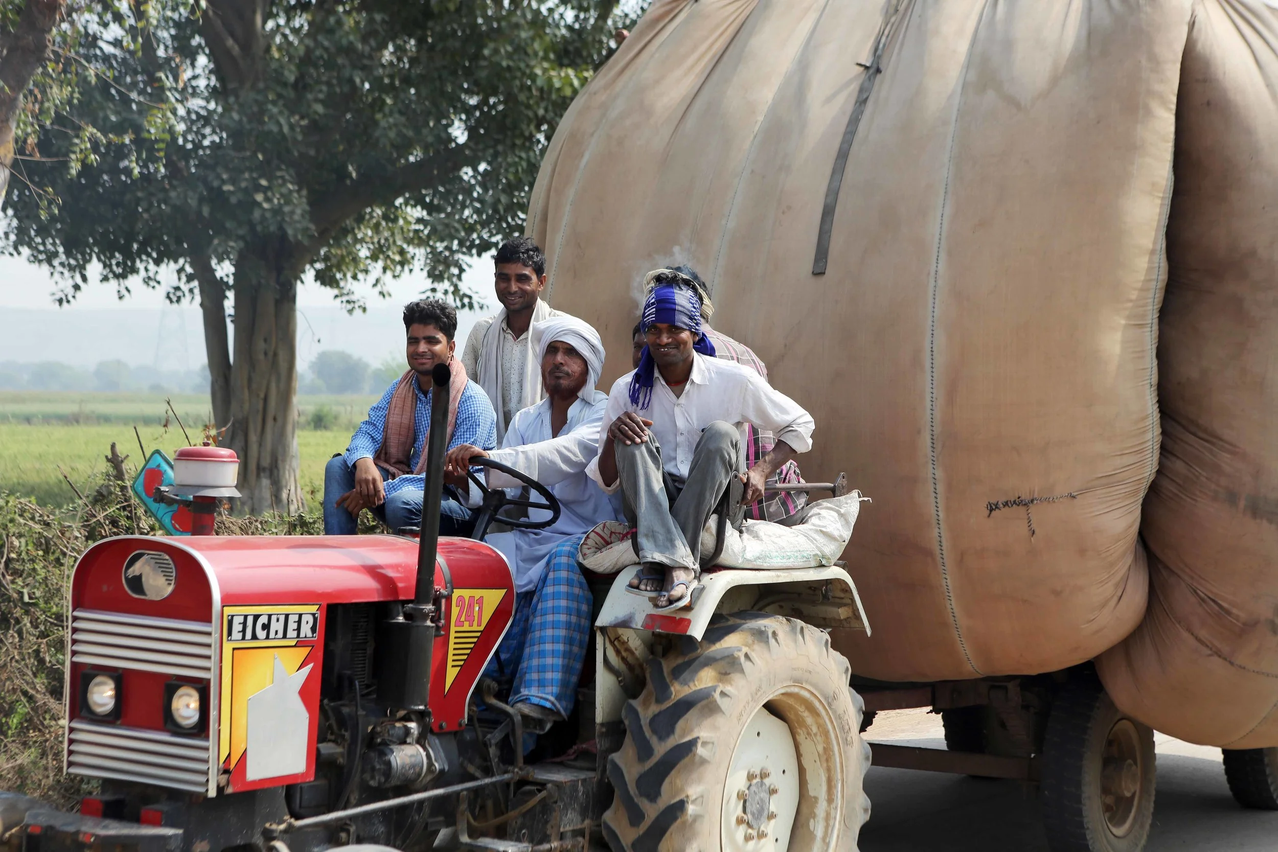 I the men on tractor w straw traile 3r TB.16 lavo.jpg
