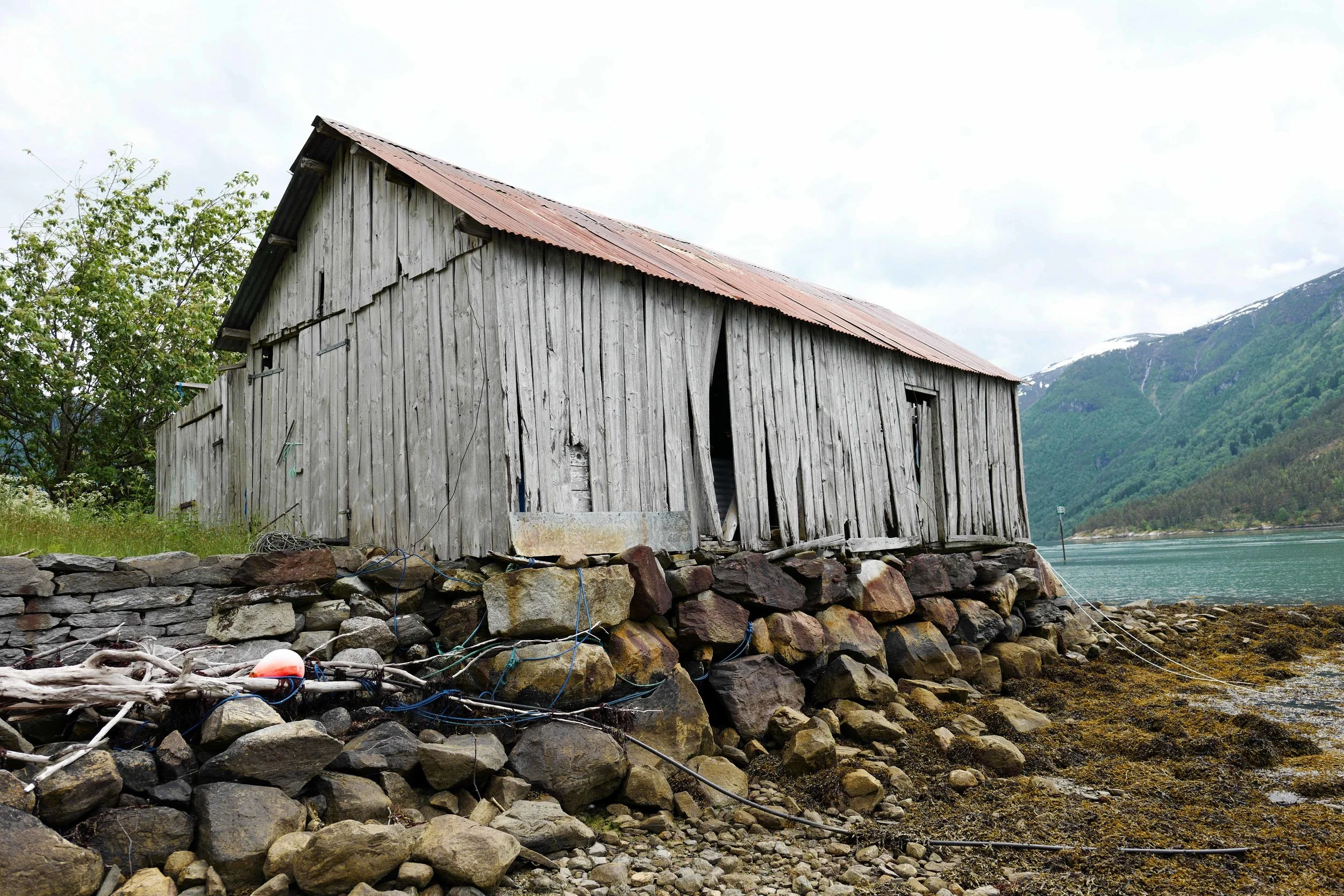 Sjøbod epleh Solvorn side med stein lavo 6.17.jpg