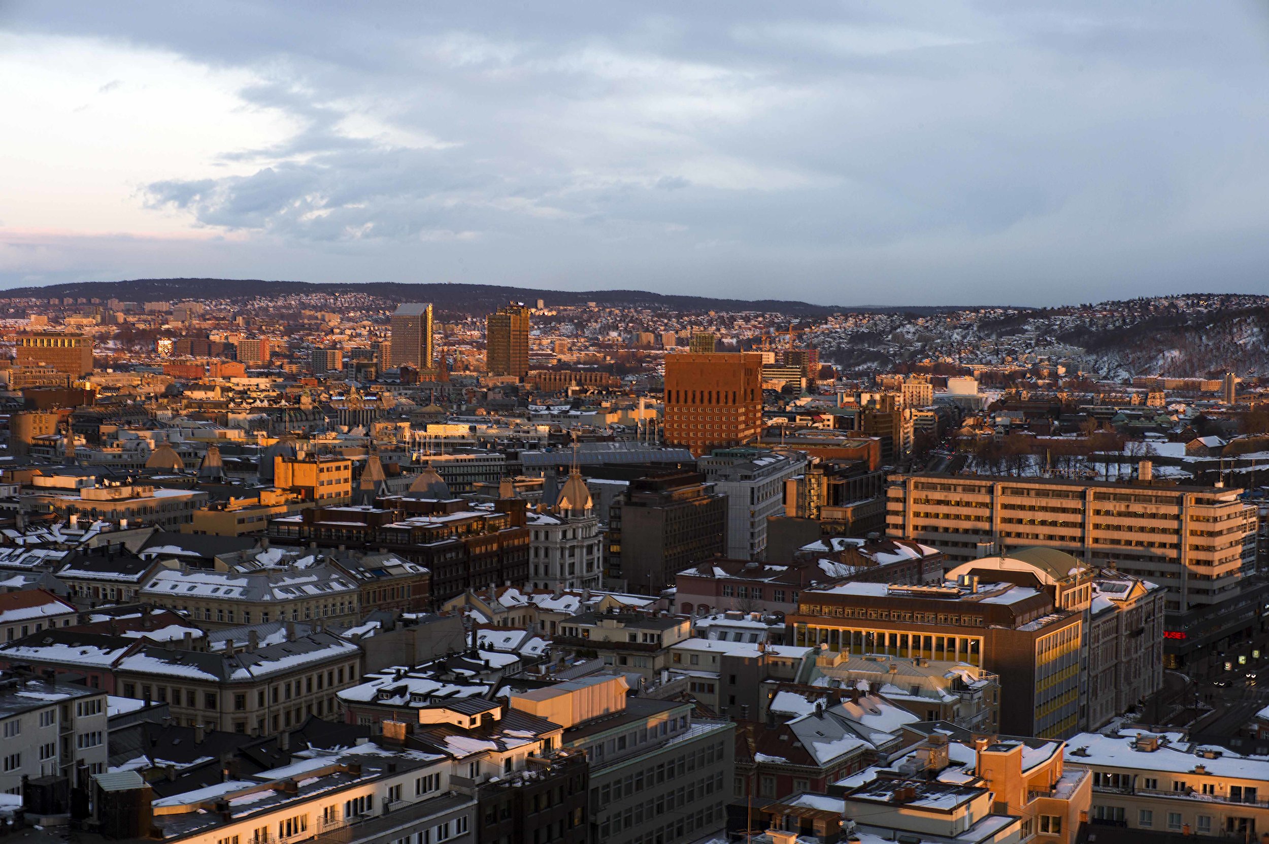 Kald solnedgang over Oslo fra Index nygj lavo 8.17.jpg