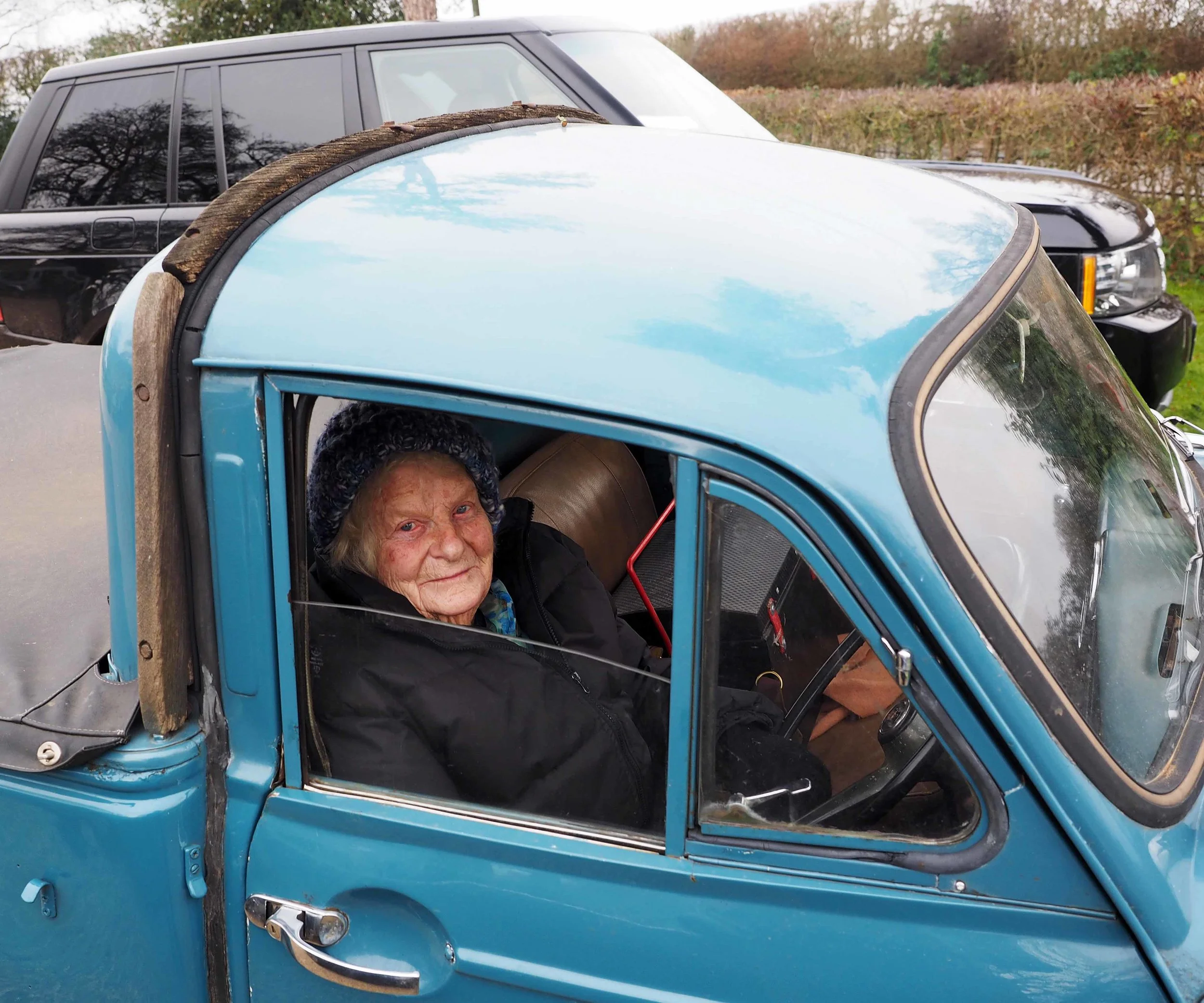Morris M lady in Oxfordsh nygj lavo 8.17.jpg