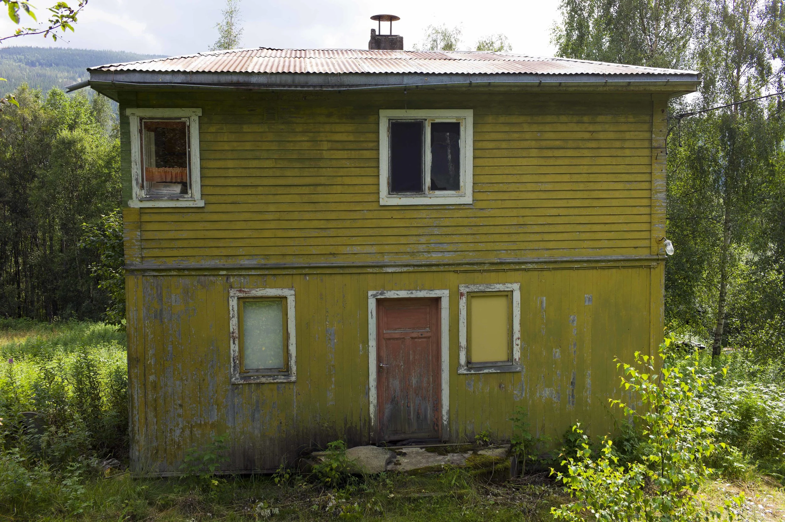 Nedfalls hus langs veien Uvdal nygj lavo  8.17.jpg