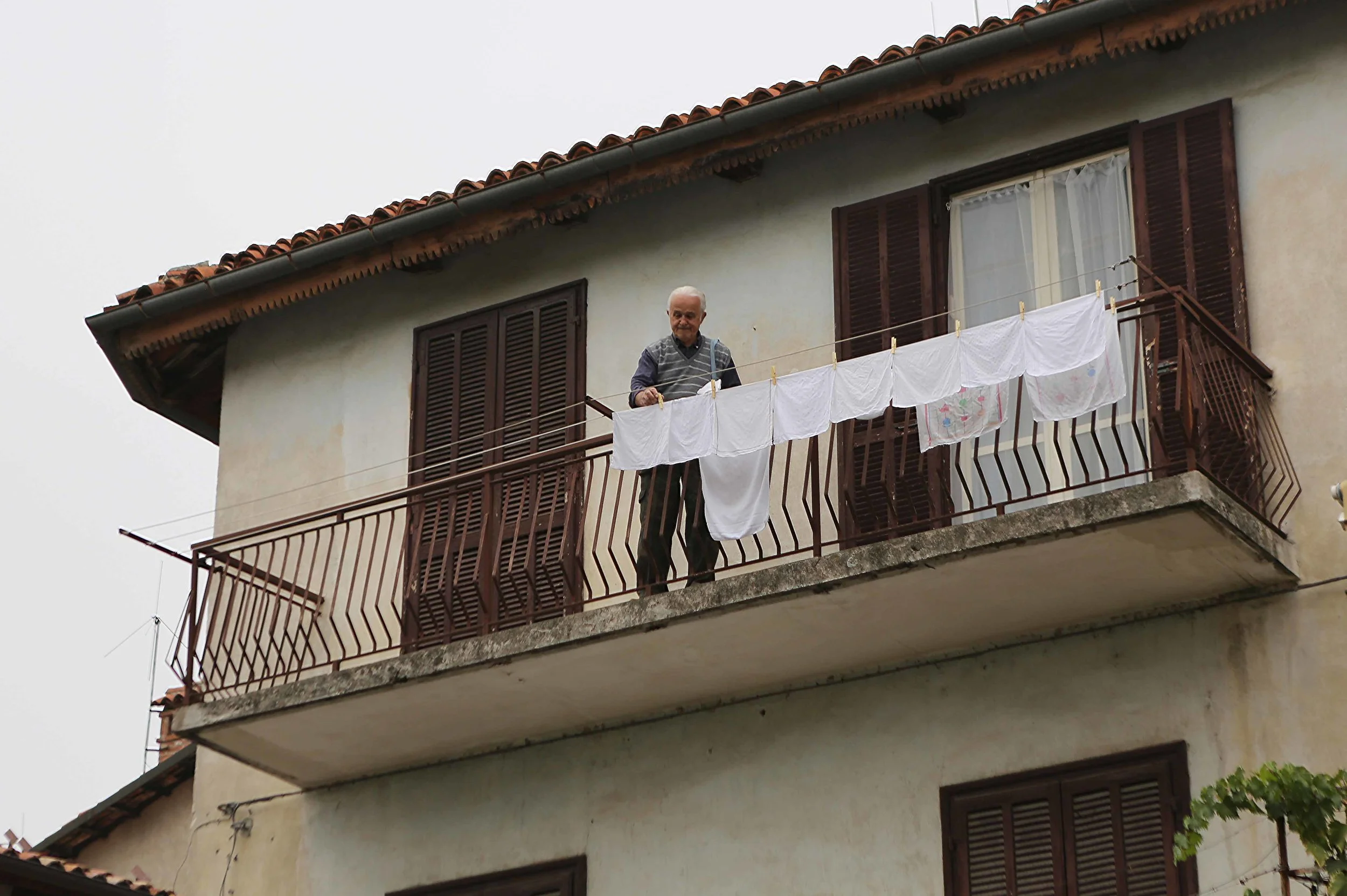 Dogliani man drying handkerchiefs lavo 10.17.jpg