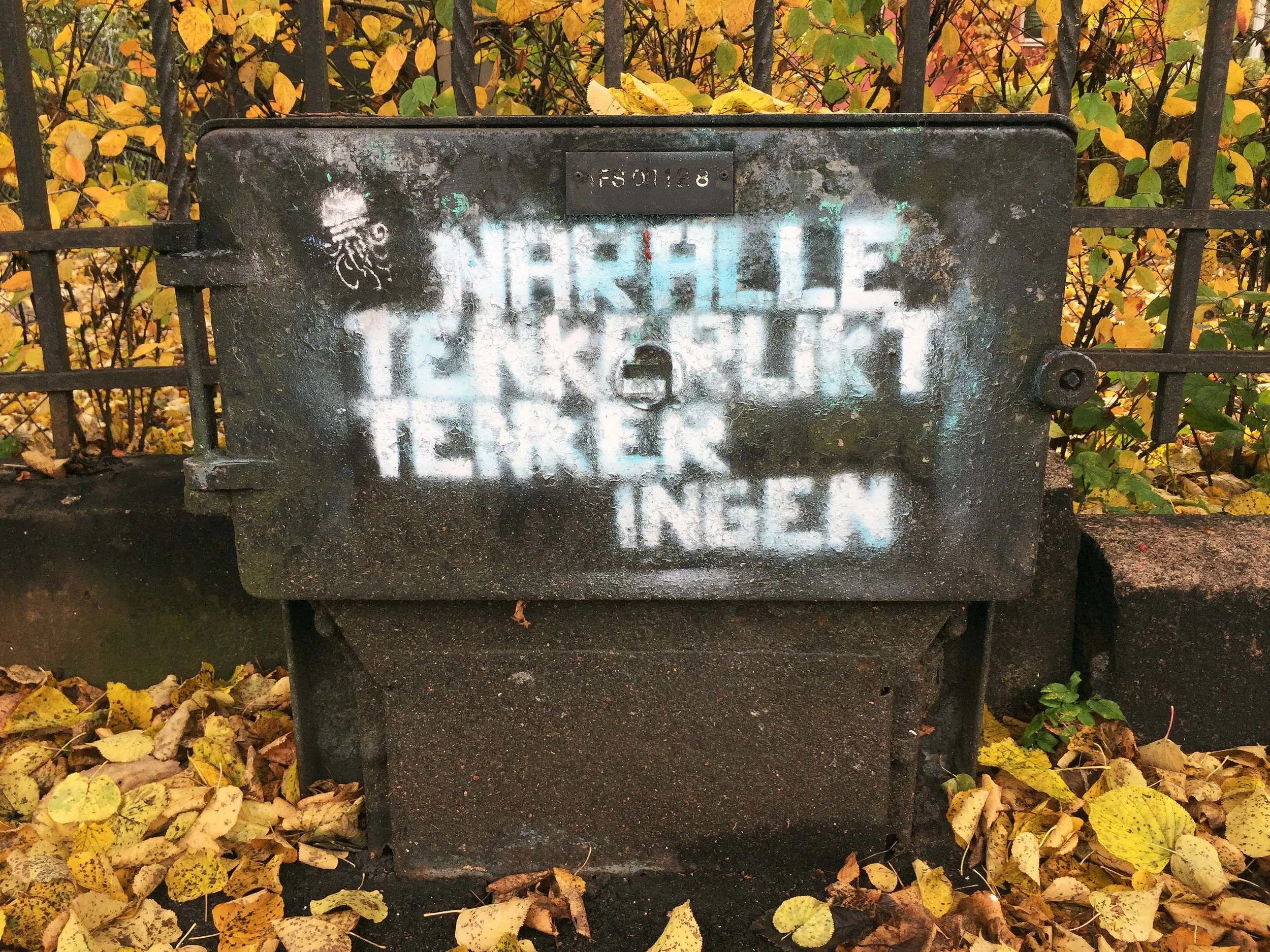 Grafitti Når alle tenker likt Oslo 10.17.jpg