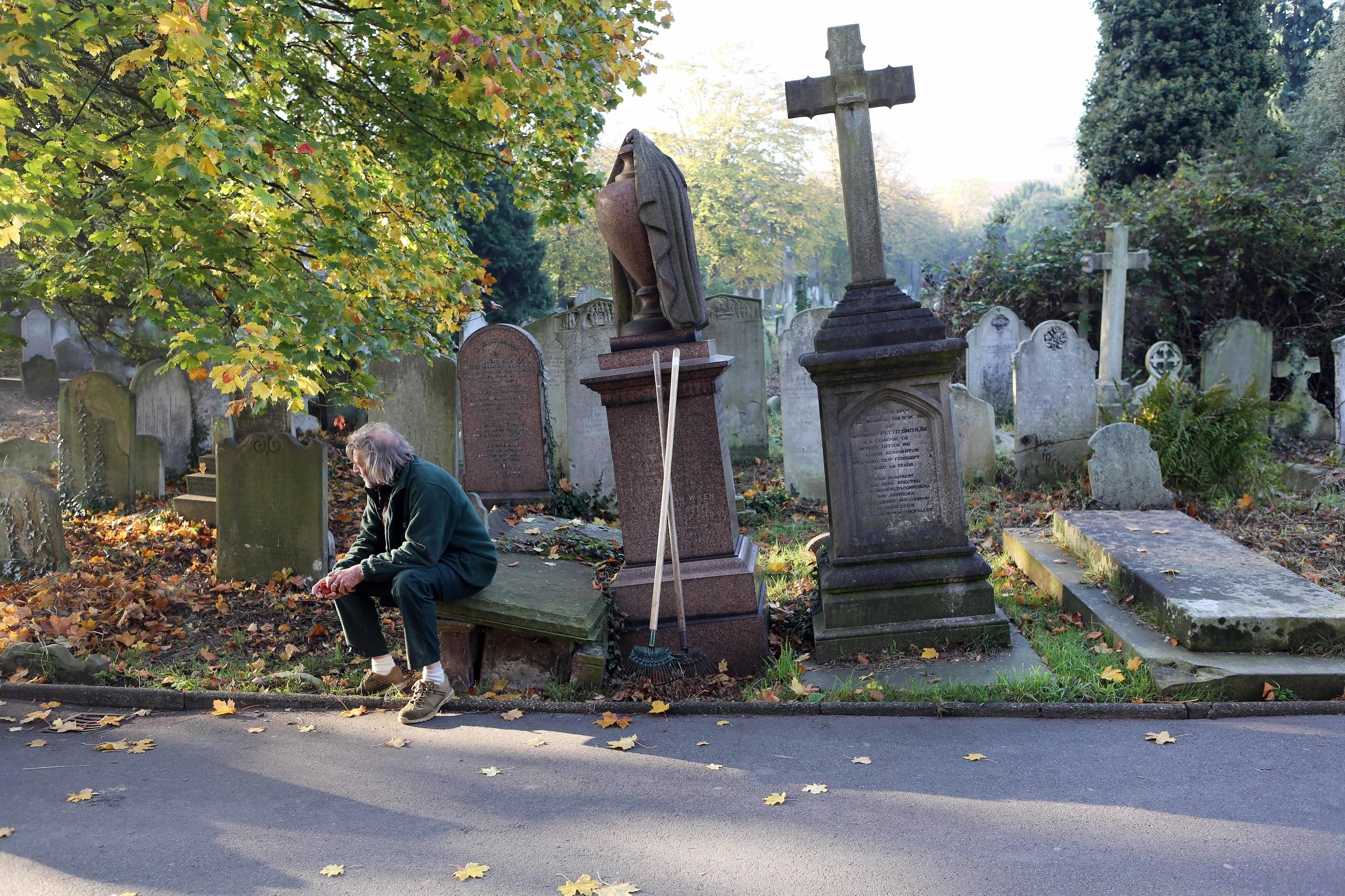 Bromton Cem man at work lavo 11.17.jpg