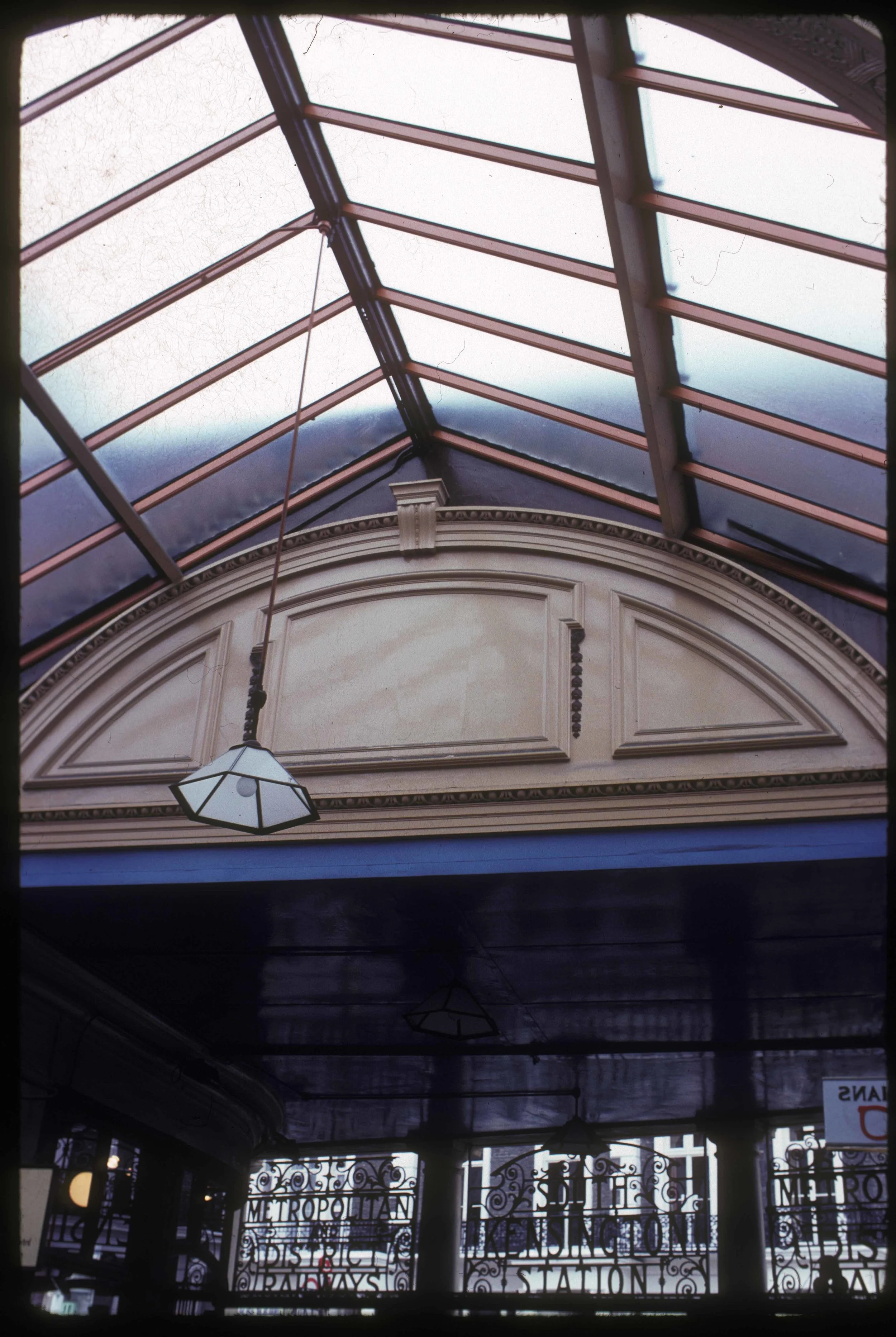 London South Kensington tube 1978 lavo  5.18.jpg