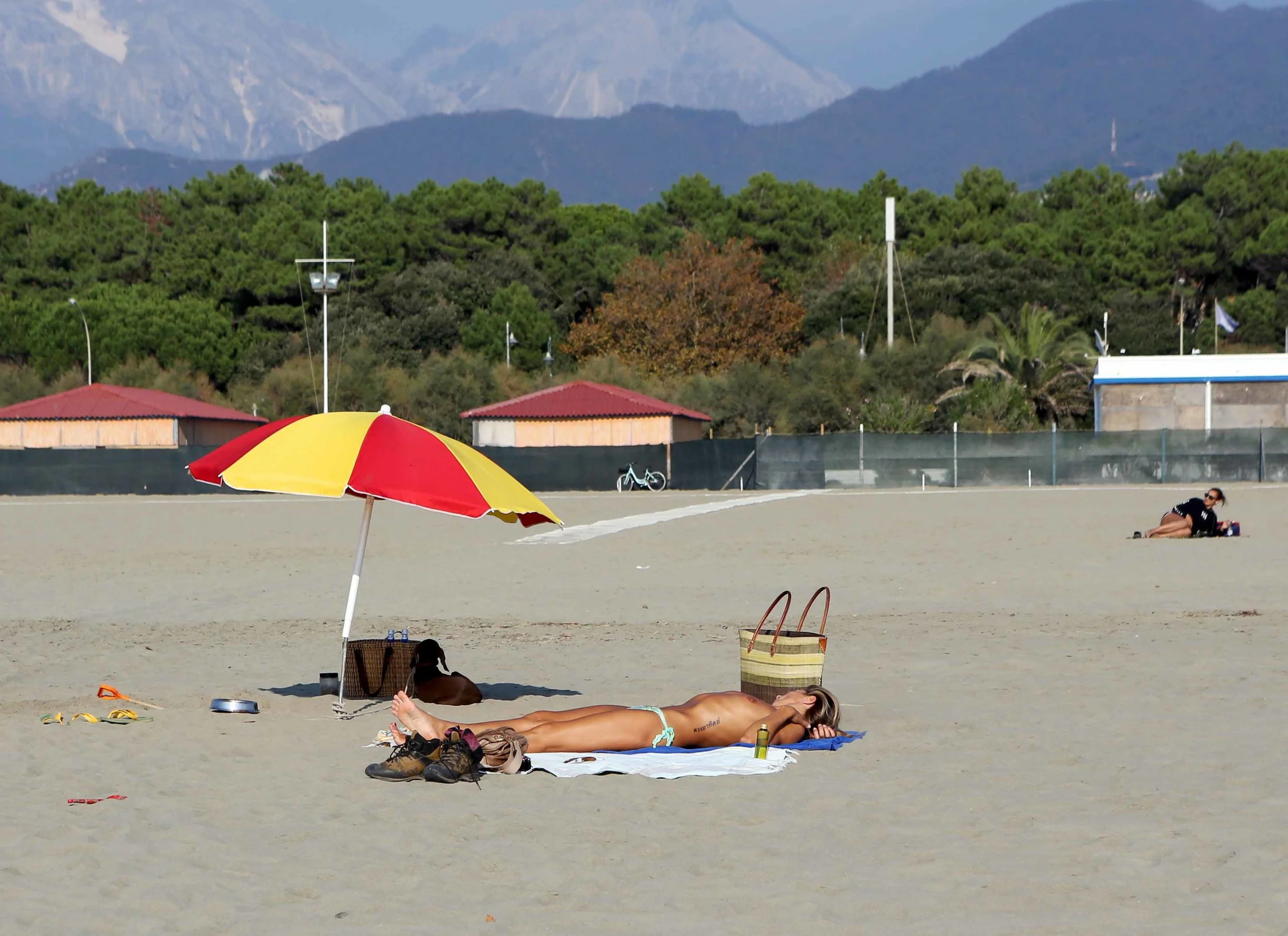 Skinny lady under parasol FdM crp lavo 10.18.jpg