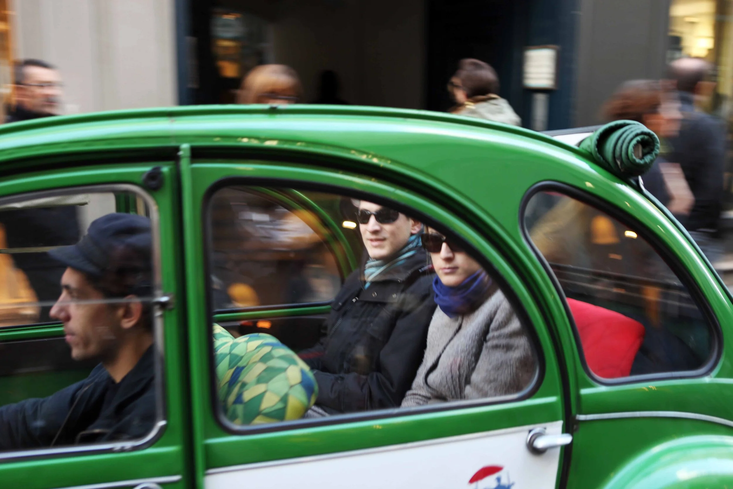 2CV w chaufeur in Street Paris lavo10.12.jpg
