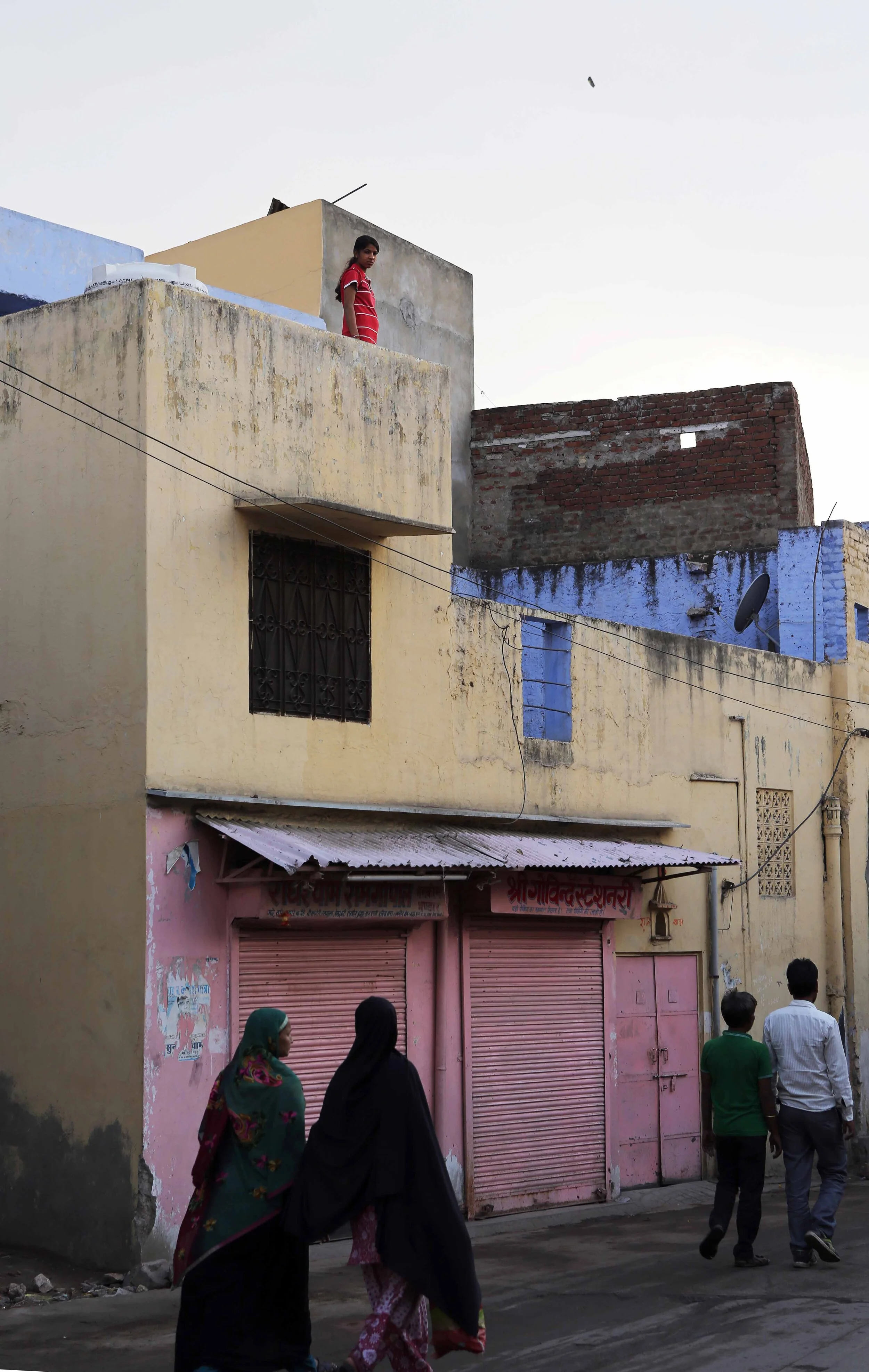 I girl looking from above street Jaipur lavo 3.16.jpg