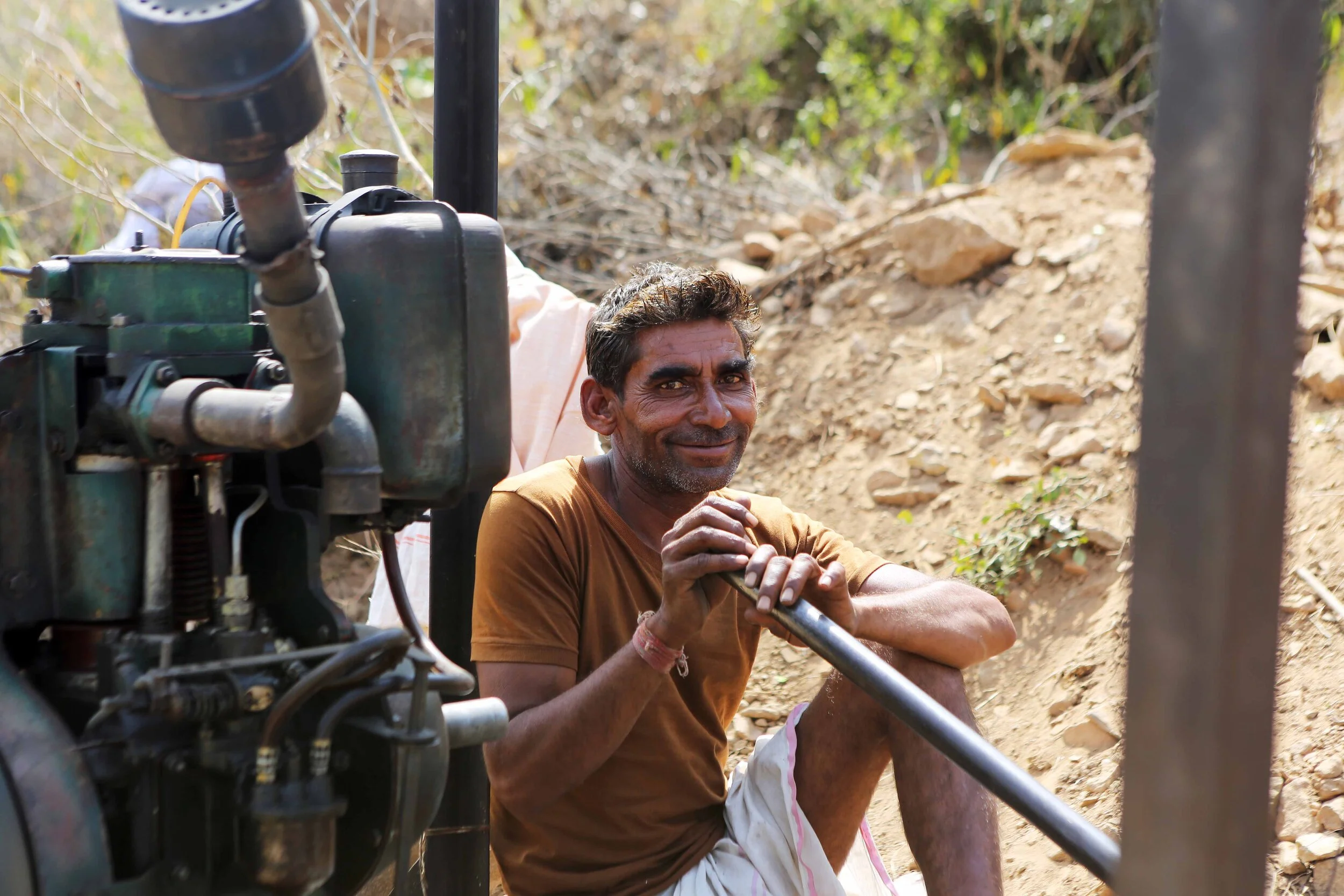 I man running a crane i Alwar close lavo 3.16.jpg