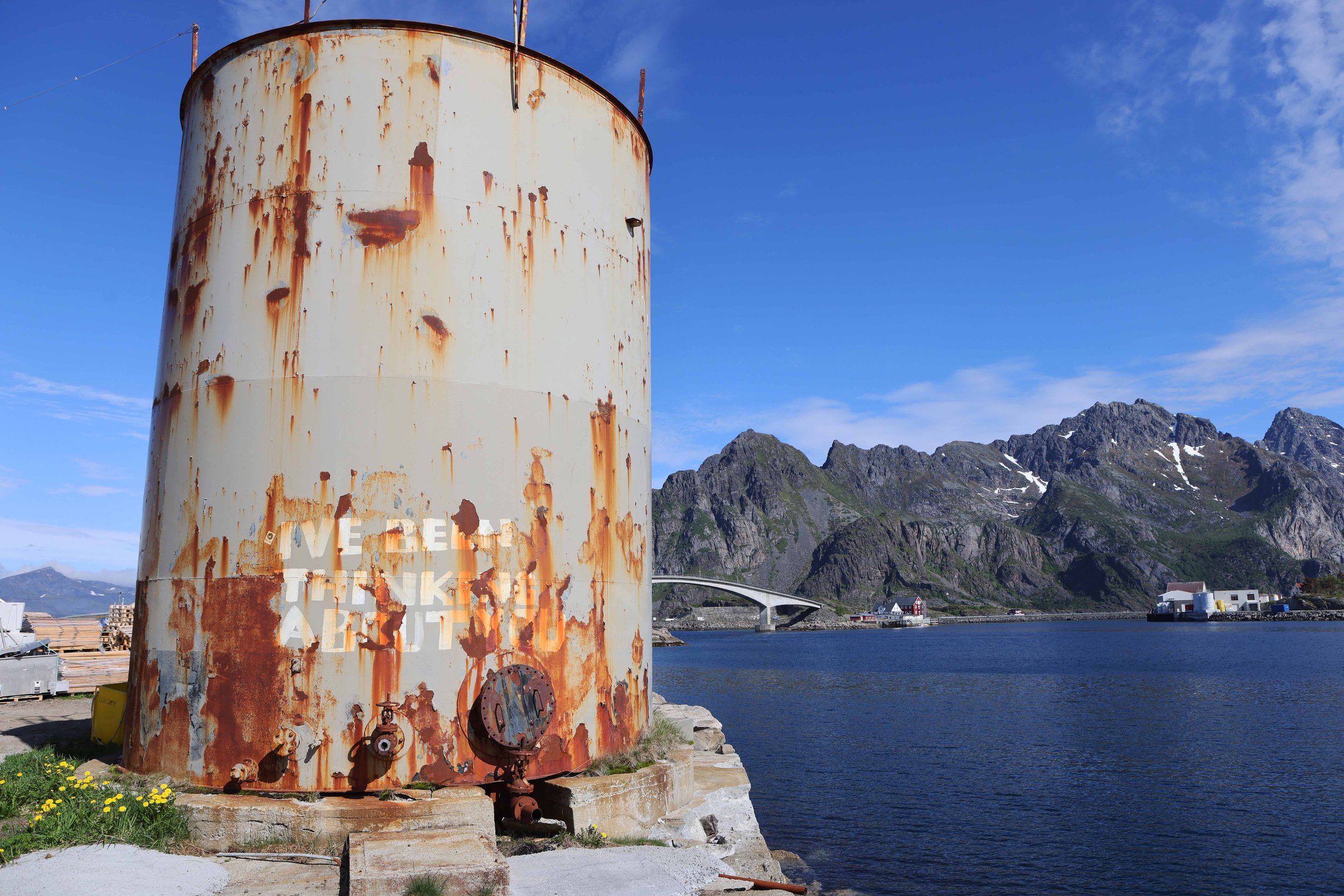 L Henningsvær tank hele m tekst + bro lavo 6.24.jpg