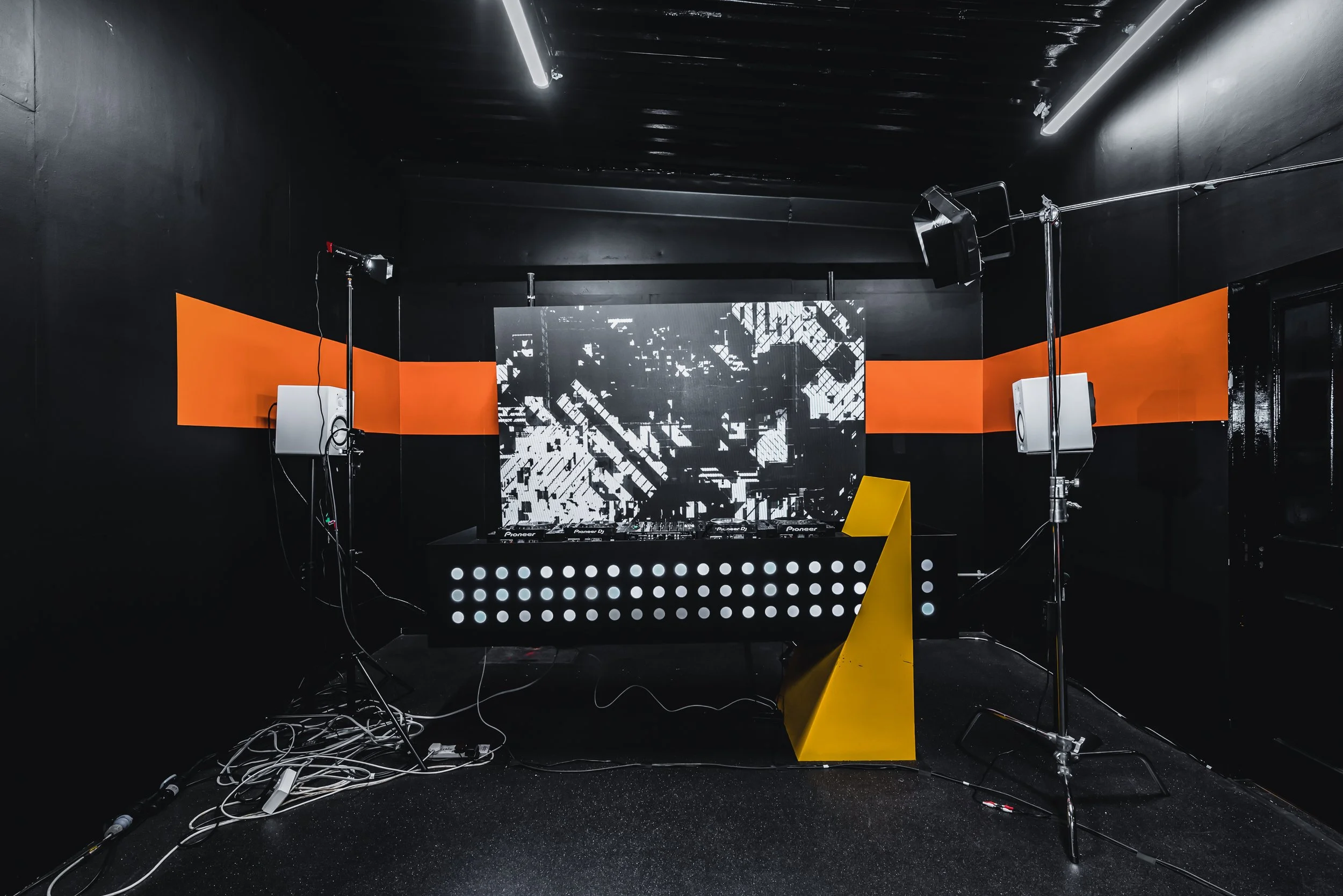 DJ STUDIO_1.jpg