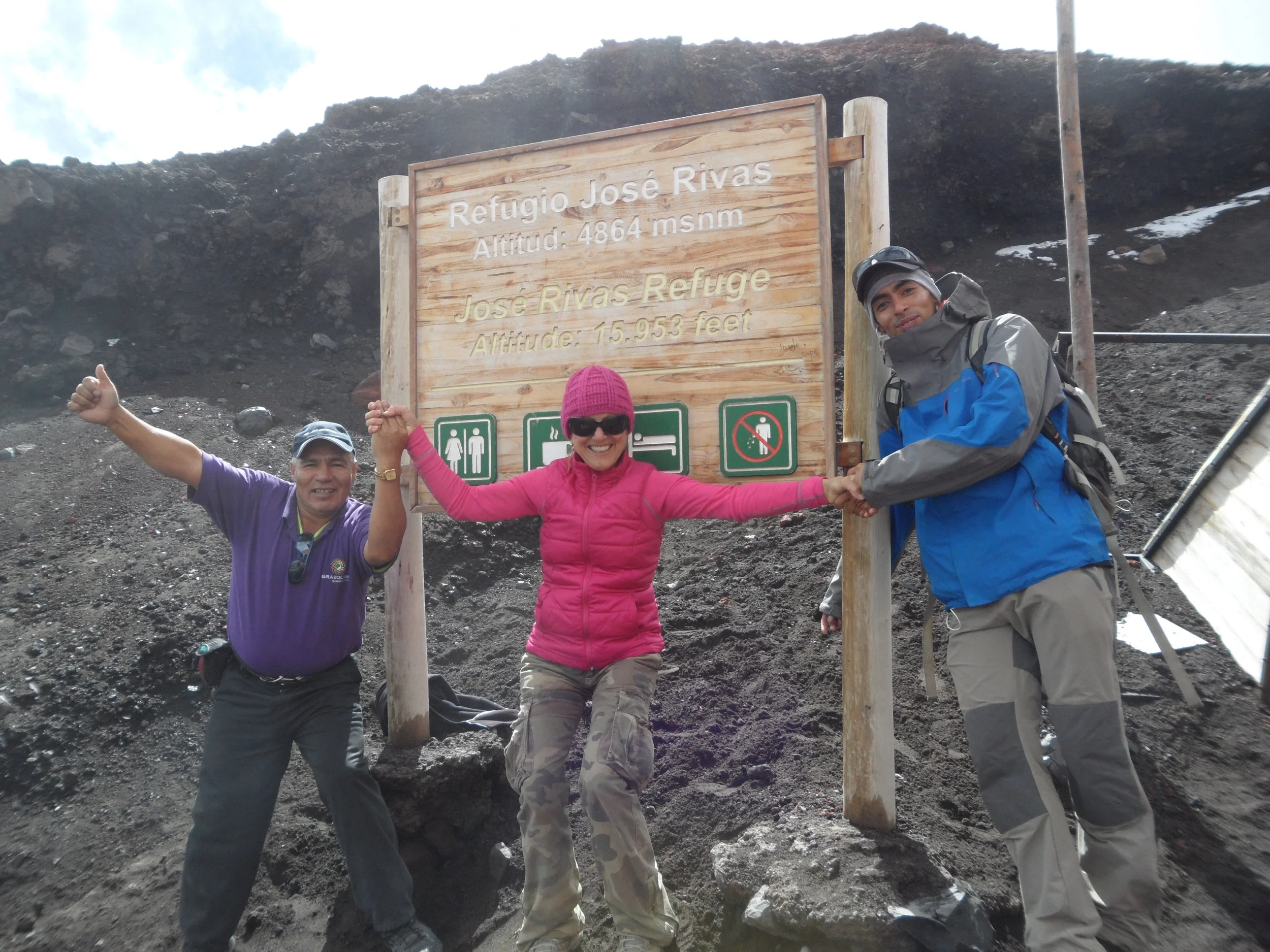 Avec mon guide et mon chauffeur, et toucher les neiges du Cotopaxi ! Un reve !!! 5100m !