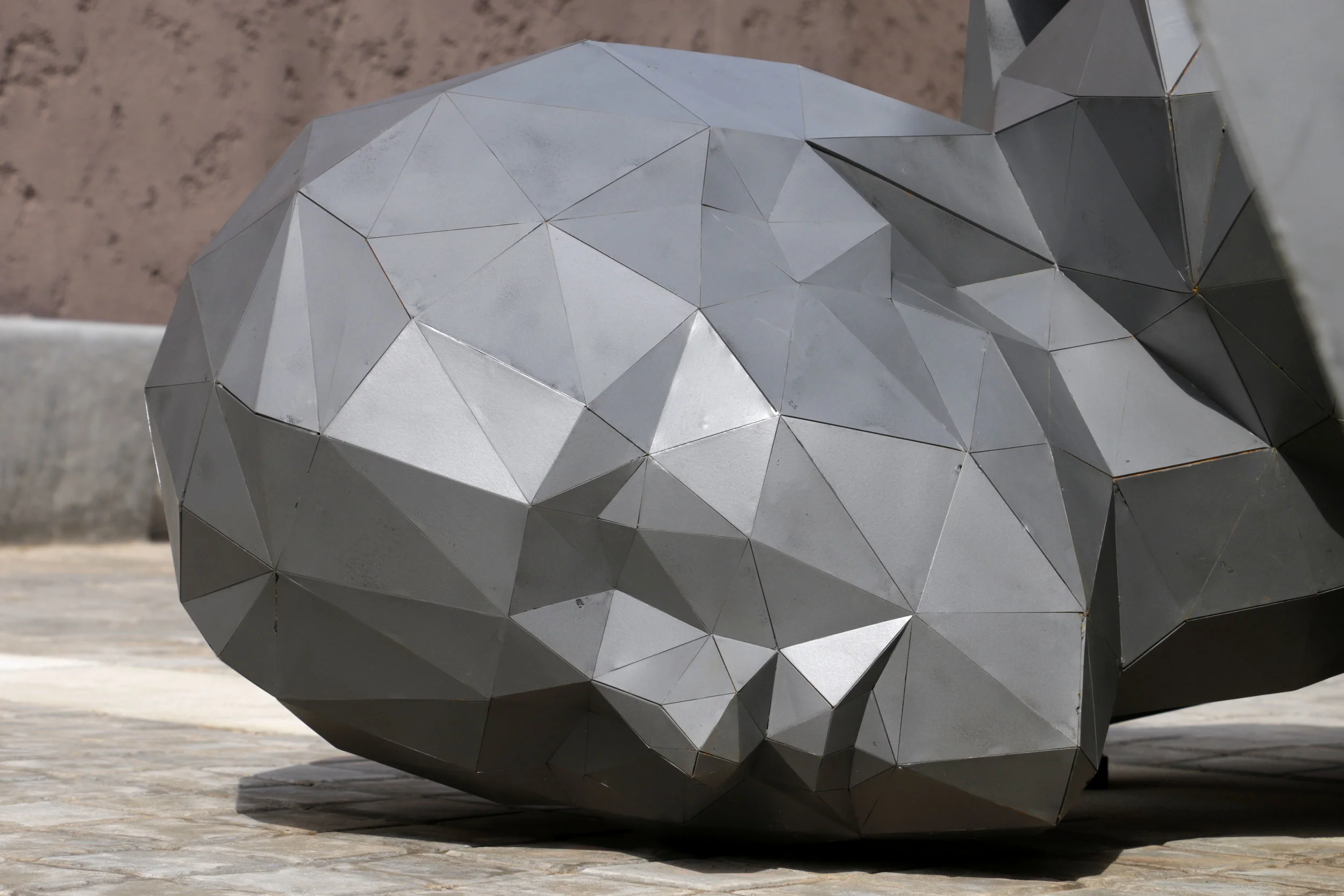 David-Mesguich_detail-Falling-Selfie_acier-sablé_440cm (3).jpg