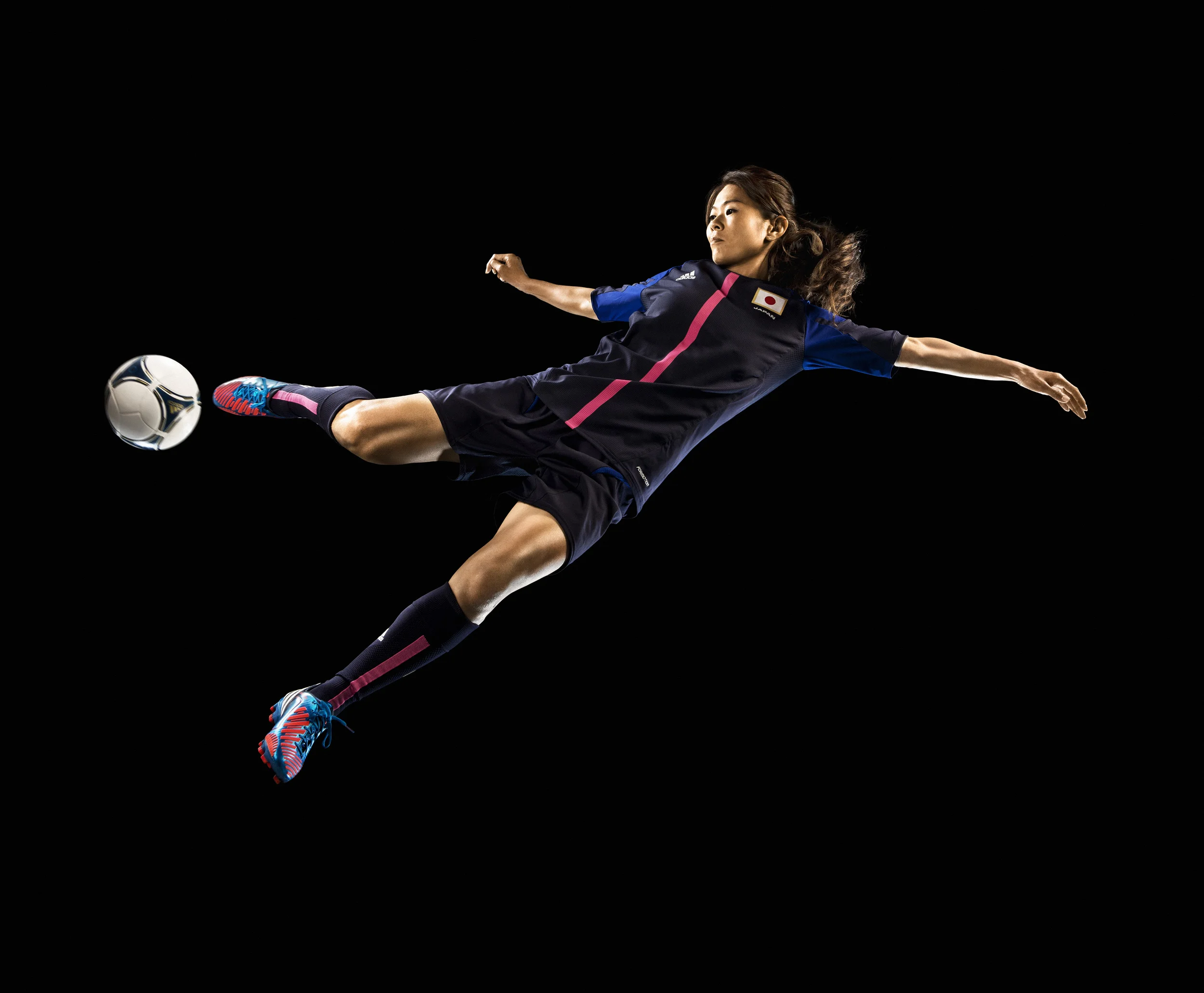 Футболист спиной на белом фоне. Soccer темнокожий. Футболист в движении. Вещи связанные с футболом. The best soccer player.